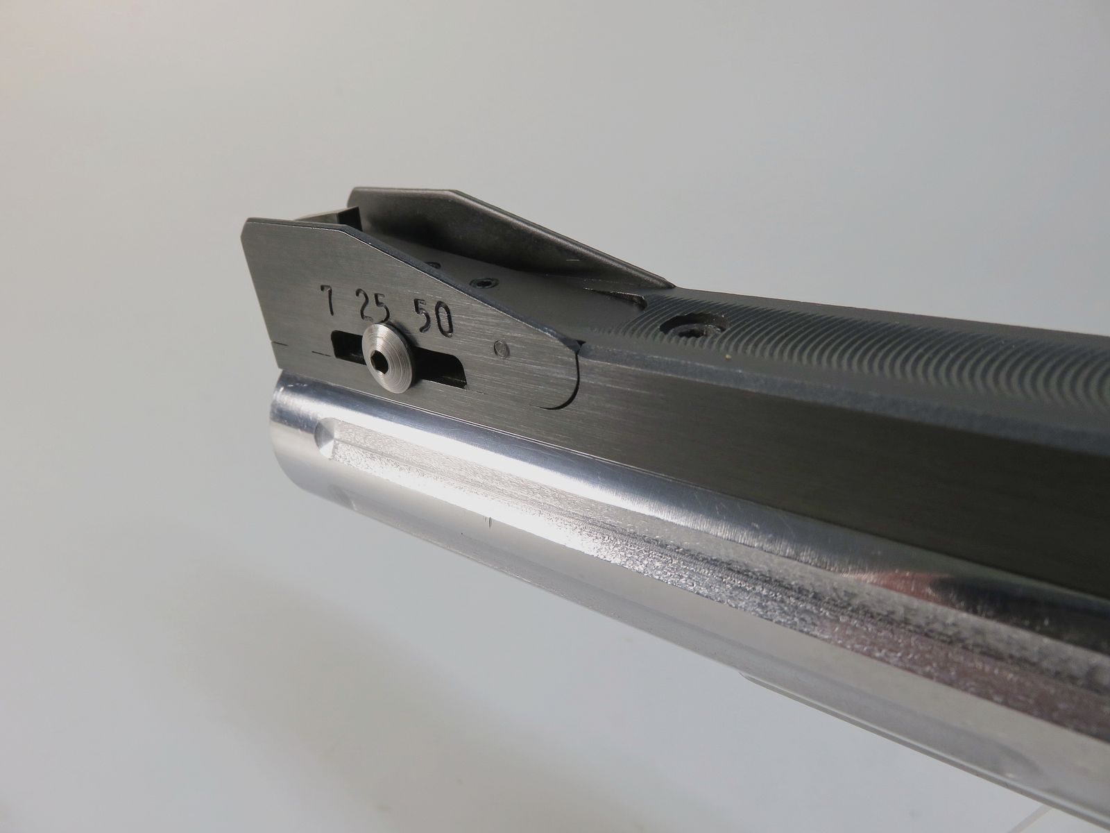 S&W 686-4 | 6 inches | .357 Mag / .38 Spec. | Bull Barrel | Aristocrat 3-position sight | Nill grip