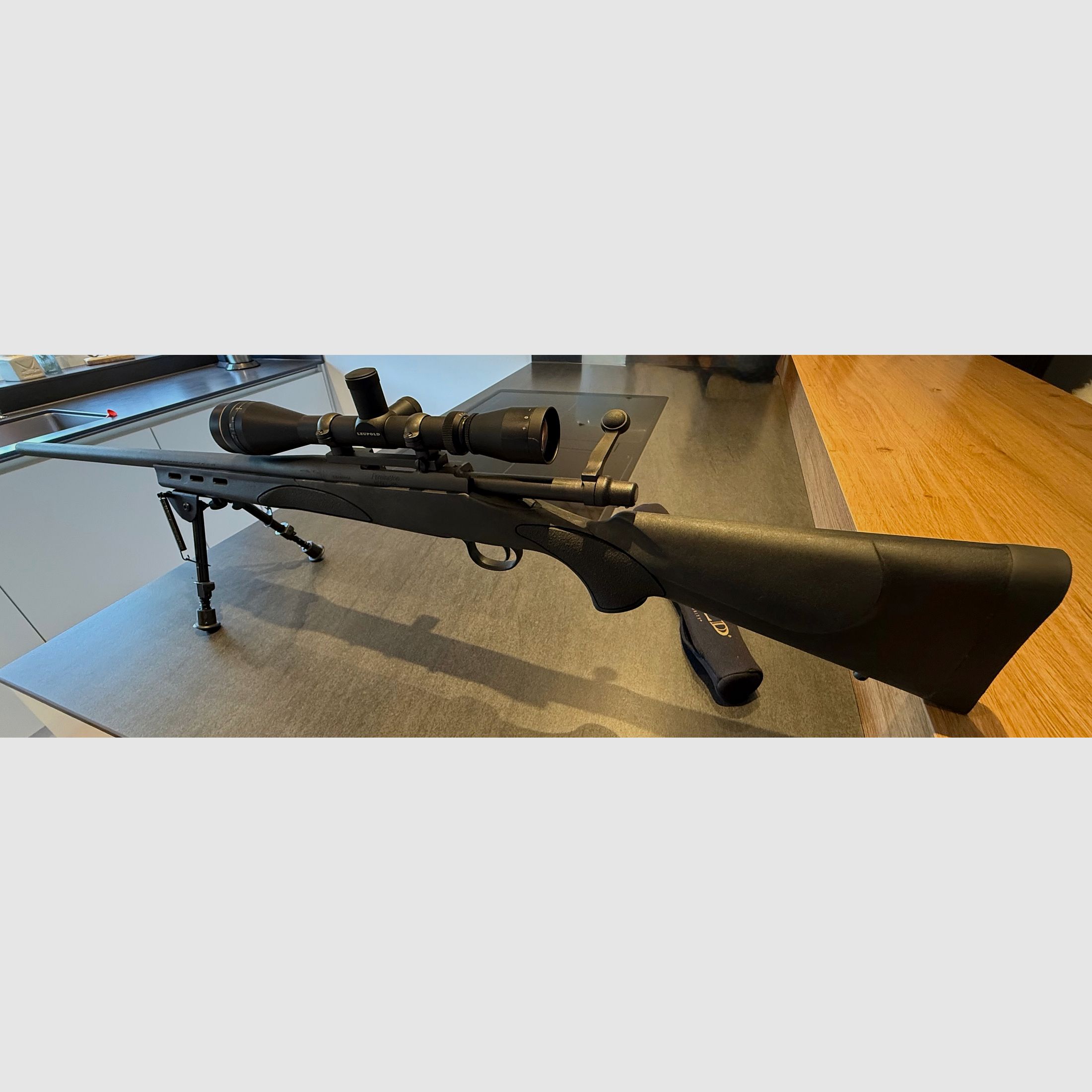 Fucile a ripetizione Remington 700 in calibro .223 REM con ottica Leupold 6–18 VX-II