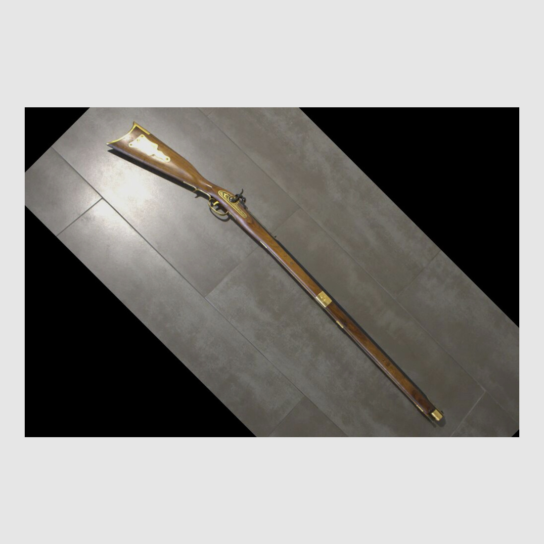 Beau fusil à chargement par la bouche avec décoration dorée pour la chasse. Calibre 45 réplique de fusil à chargement par la bouche techniquement avant le 1er janvier 1871