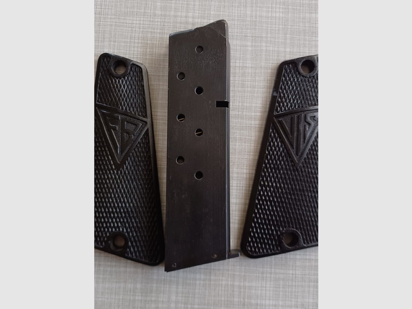 VIS Radom caricatore con impugnature 9mmLuger 