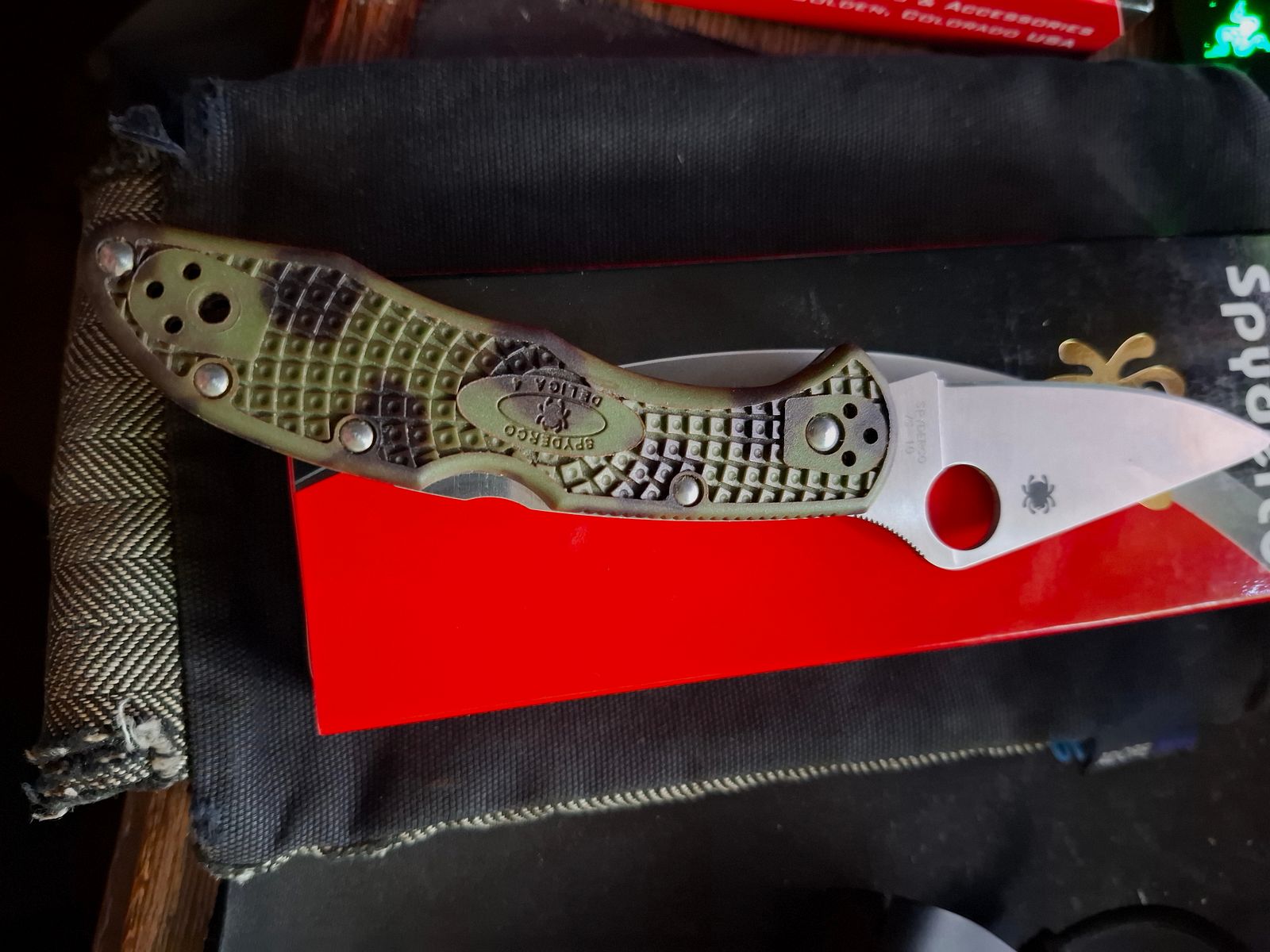 Spyderco DELICA 4 camo  in Top Zustand günstig abzugeben!