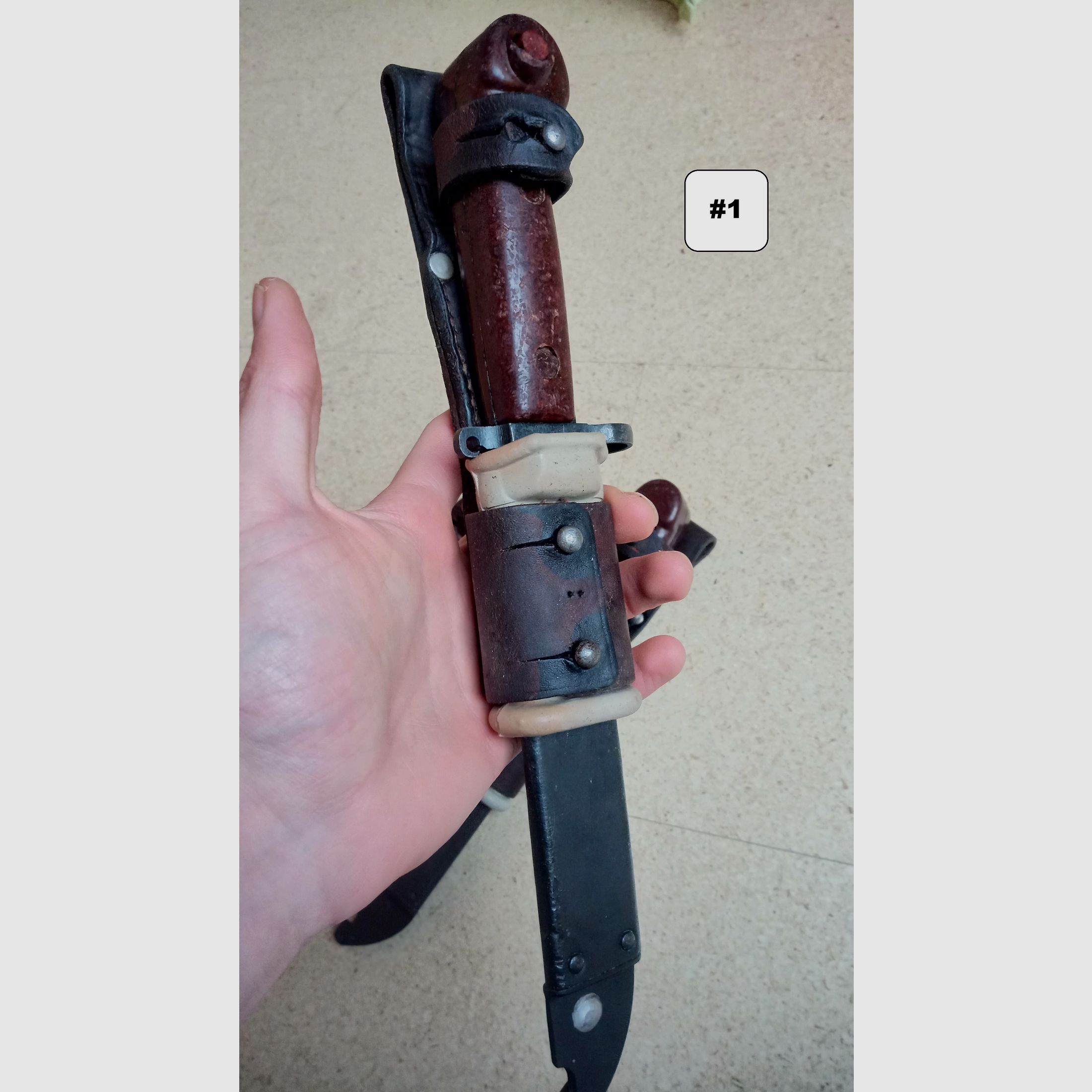 3 Rumänische 6h3 (6x3) AK Bajonette komplett inkl. Gummi Isolator und Leder Frosch  // AKM Bakelit Vintage