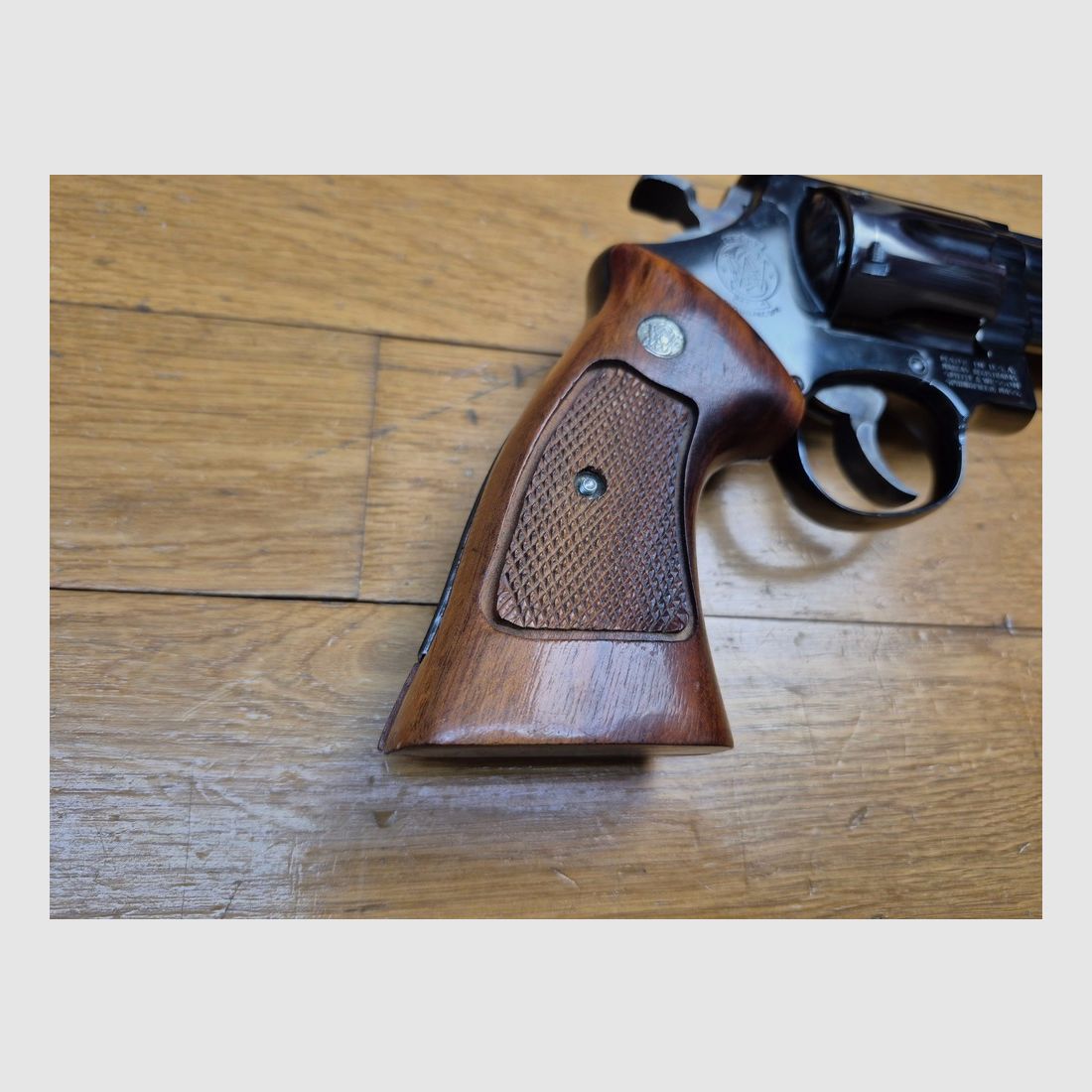 Schreck der Bären! – Revolver Smith & Wesson M29-2 – Kal. .44Mag – Lauf 8&prime; 3/8 Zoll – Der längste im Katalog! – Außergewöhnliche brünierte Oberfläche – Waffe von 1980 – Atemberaubende Mechanik und heute nicht mehr erhältlich – Filmmythos ebenso wie Waffe! TBE++!, Bild 20 von 27