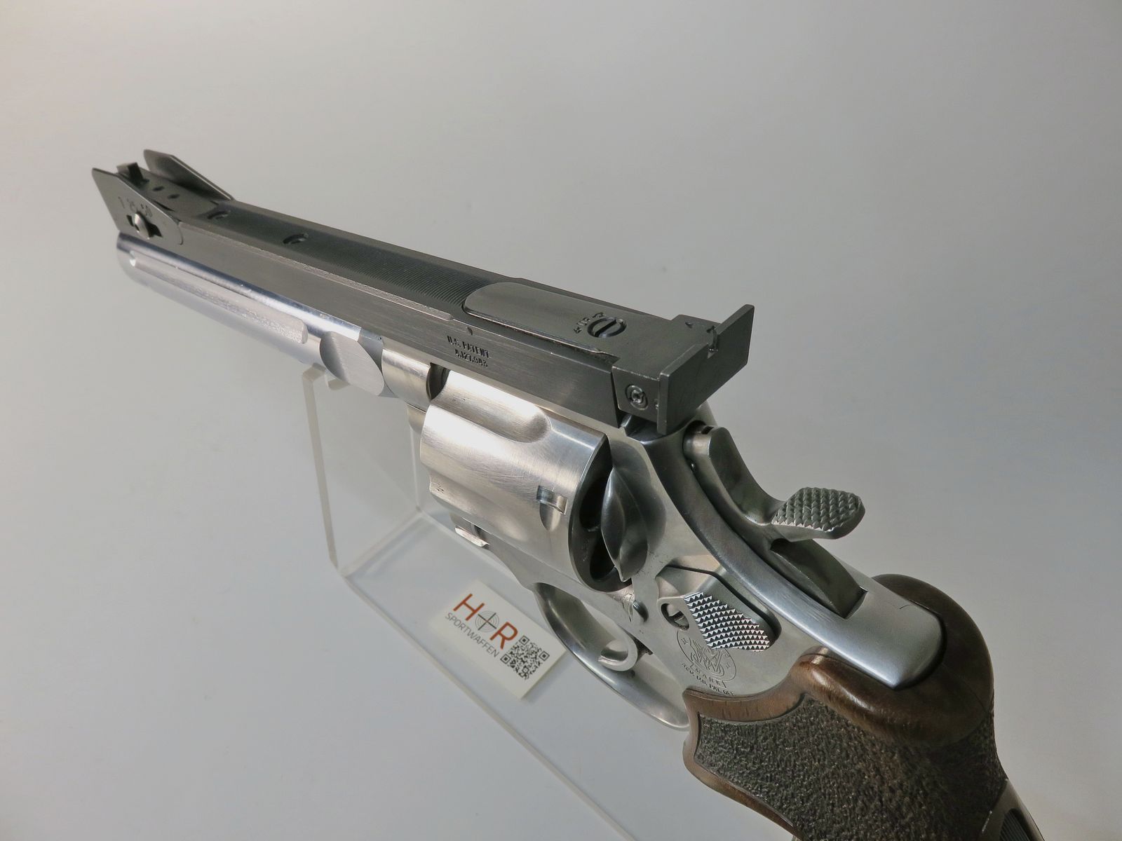 S&W 686-4 | 6 inches | .357 Mag / .38 Spec. | Bull Barrel | Aristocrat 3-position sight | Nill grip