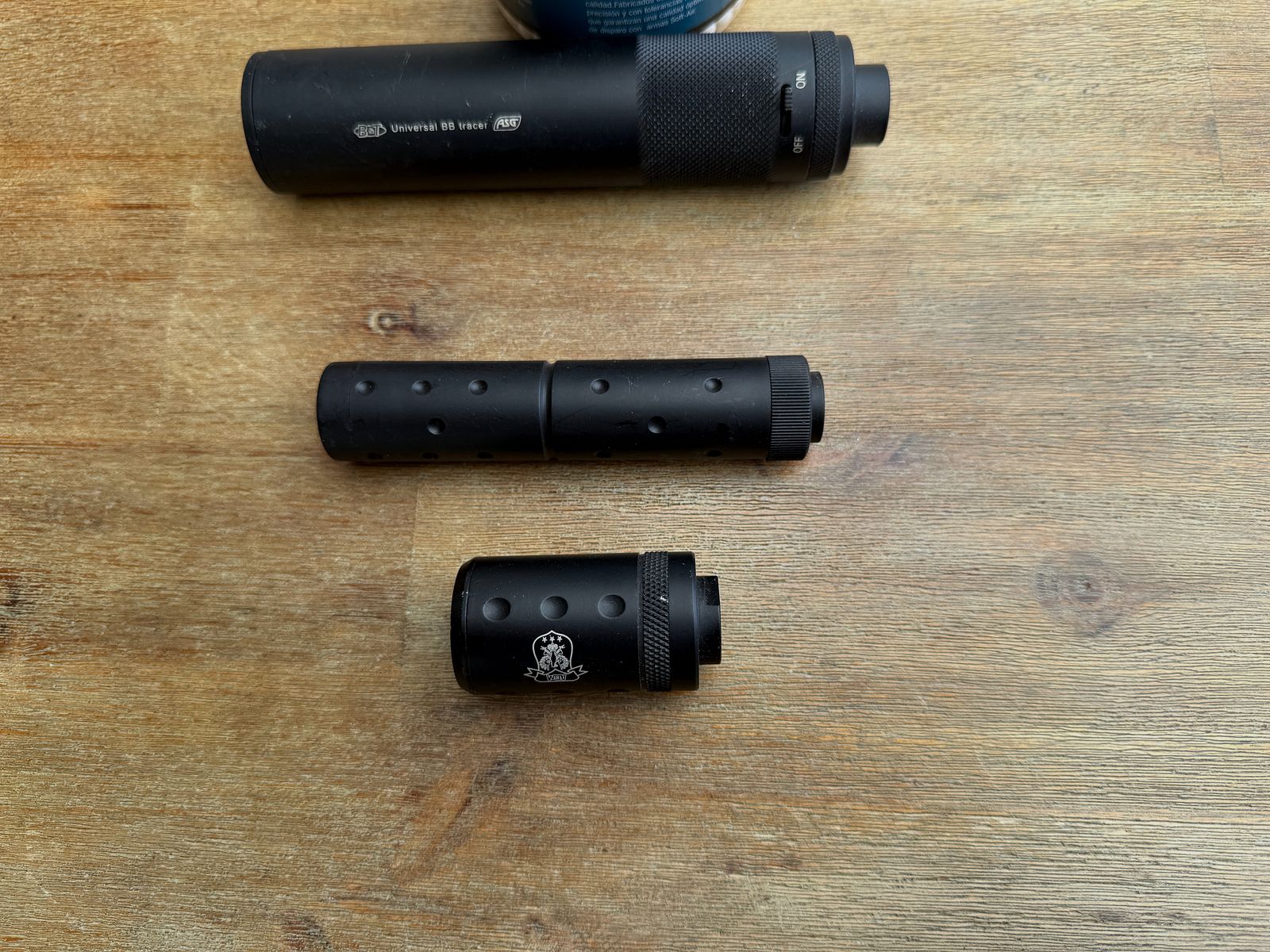 Verschiedene Softair-Waffen und Zubehör (Zielfernrohr, Magazine, Schalldämpfer, etc)