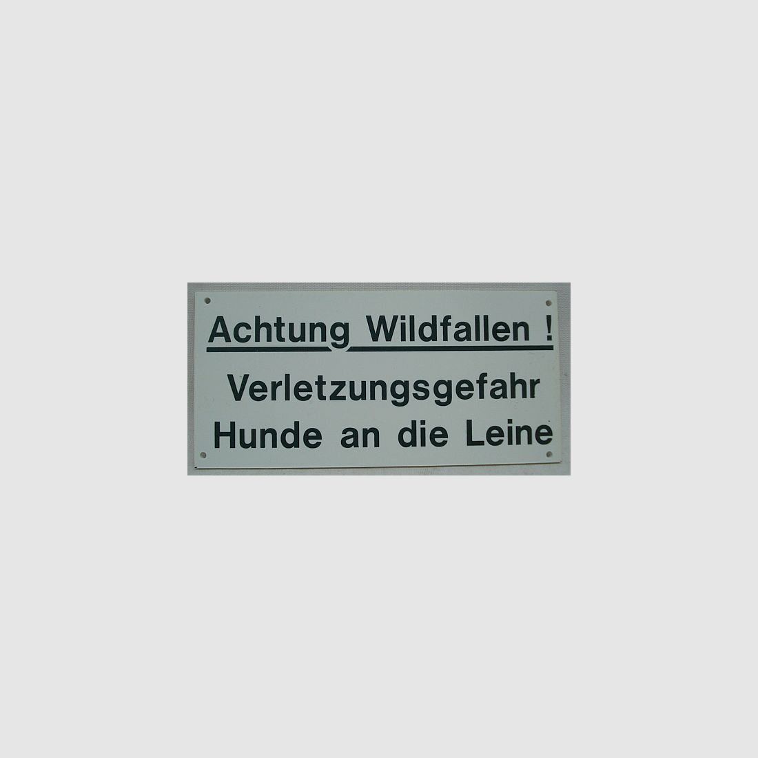 Hinweisschild Achtung Fallen -