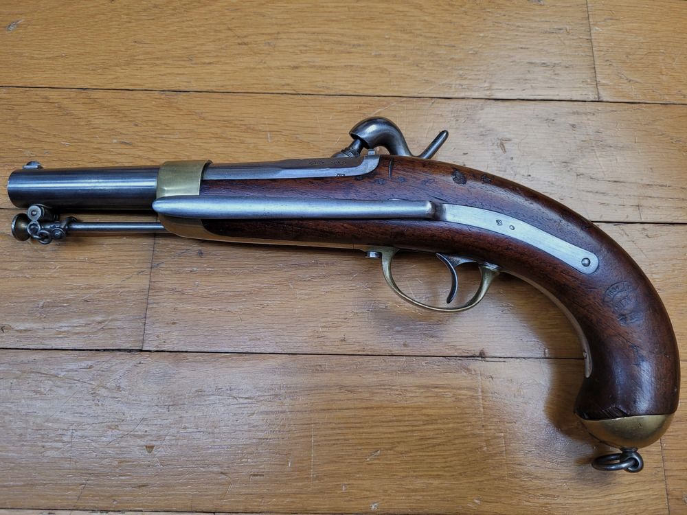 Wspaniały i bardzo rzadki pistolet marynarski model 1849 – Broń z sierpnia 1851 – Krajowa Wytwórnia w Châtellerault – Wszystkie stempelki czytelne i jednorodne – Czytelny stempel drewniany – Stan znakomity – Prawie muzealny eksponat!, zdjęcie 18 z 24