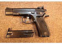 CZ 75 B con mira ajustable.