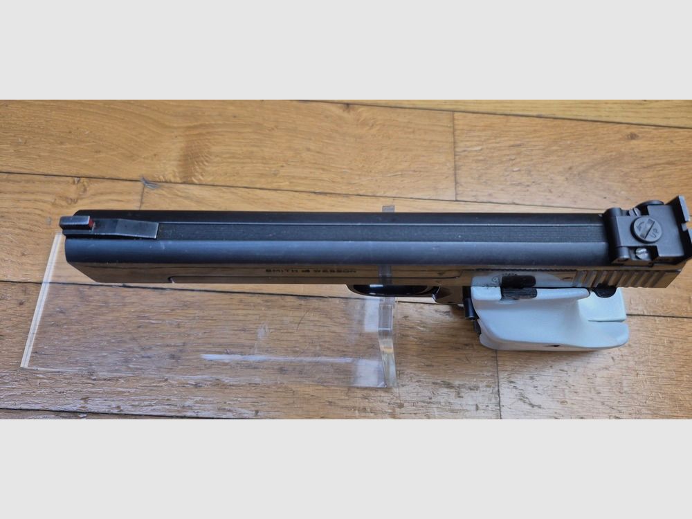 Superbe pistolet Smith&Wesson Mod.41 – Cal.22LR – Tout en vrai acier – Bronzage à 100% – Arme de 1971 – Mécanique et canon hors pair – Une des armes les plus basses sur la main jamais fabriquée – Deux jeux de poignées – Deux chargeurs – Très bel état Sup. – TBE++, image 17 sur 28