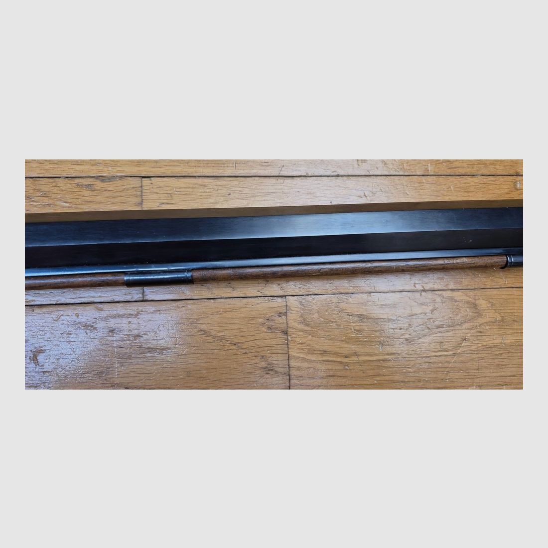 Très belle reproduction de Carabine de précision Edwin Wesson – Modèle vers 1845/49 – Cal .50 – Fabrication Italienne Moffra di Mainardi pour Hege en Allemagne – Arme poudre noire réputée pour sa précision longue distance – Très belles finitions – Jaspage à 90% – Bois en TBE – Très beau canon – Excellente mécanique – Arme de 1978 – Superbe et rare dans le monde poudre noire- TBE++, image 10 sur 39