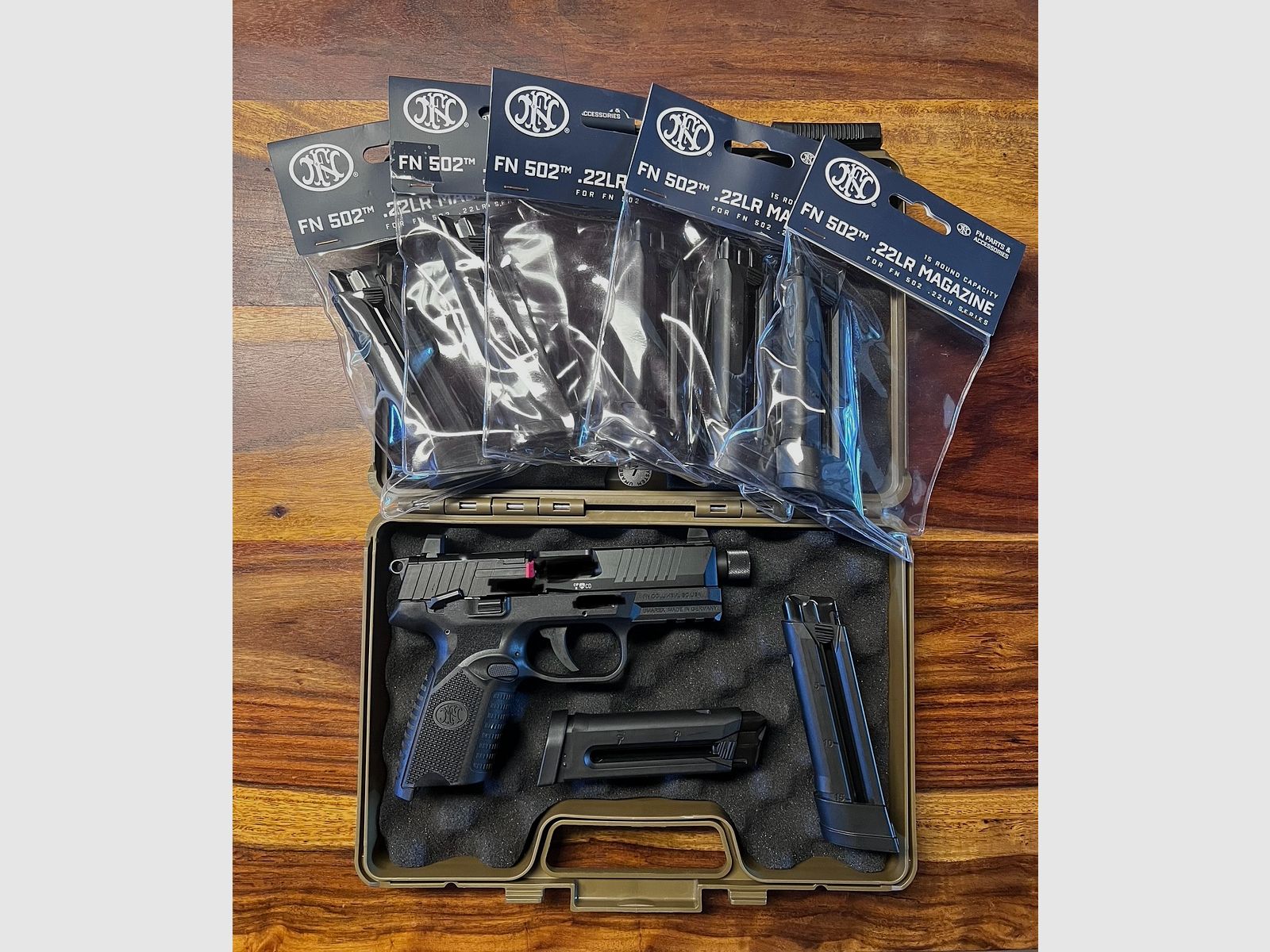 FN 502 (negro) + 7 cargador