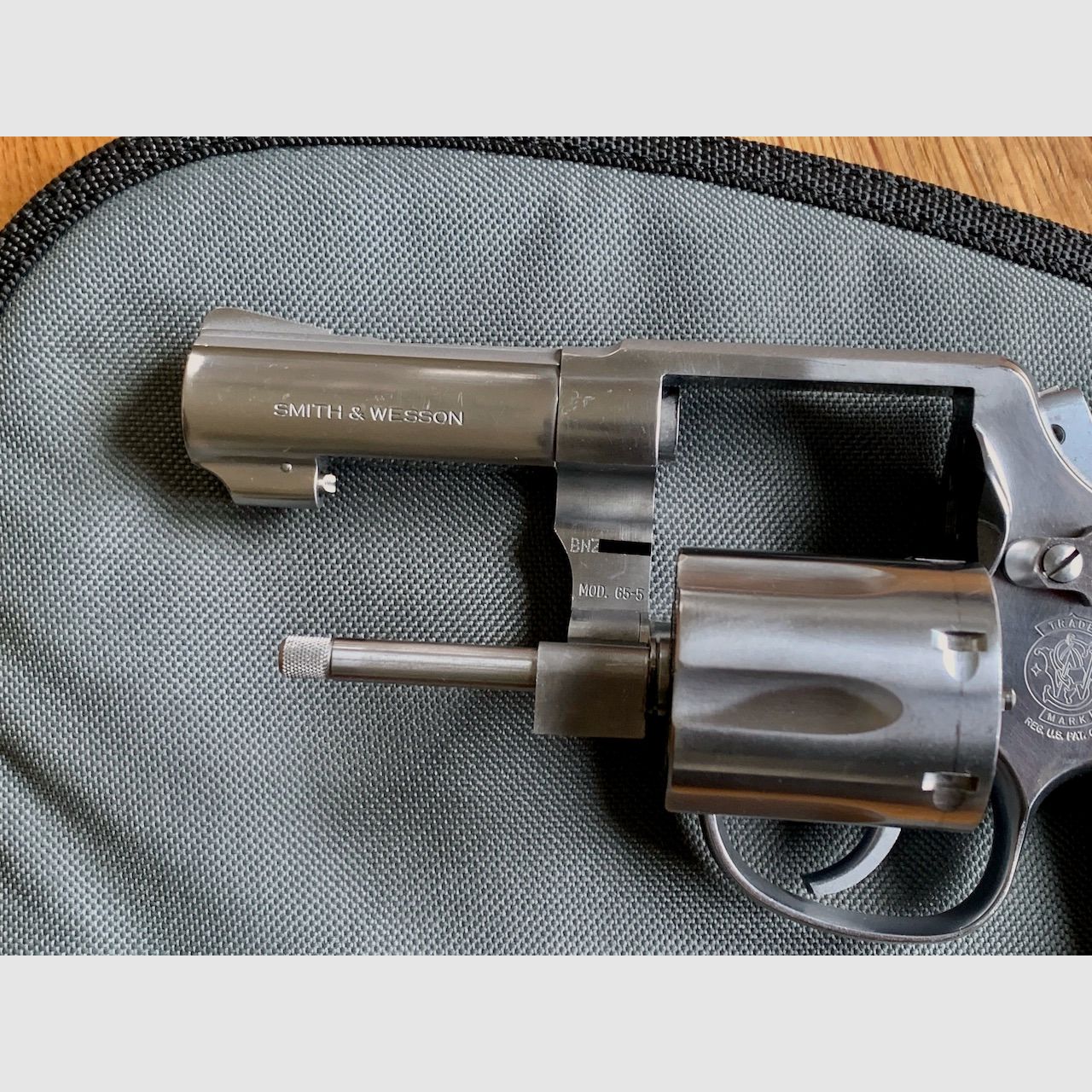 Smith & Wesson Revolver Mod. 65-5 – .357 Magnum – 3" barrel – in excellent condition + extensive accessories