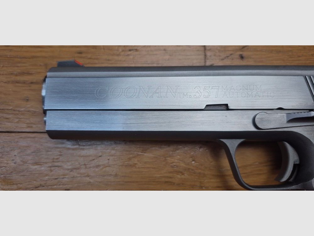 Eccezionale pistola Coonan « Classic » versione B – Rara semiautomatica in cal. 357 Mag – 7 colpi +1 – La migliore delle pistole in 357 Magnum – Arma di gran lunga superiore al Desert Eagle in questo calibro – Meno di 10.000 esemplari – Arma eccezionale fornita con 3 caricatori (!) – Fabbricazione in acciaio senza pari – Pezzo raro e molto ricercato – Condizioni quasi nuove! – TBE+/TBE++, immagine 26 di 27