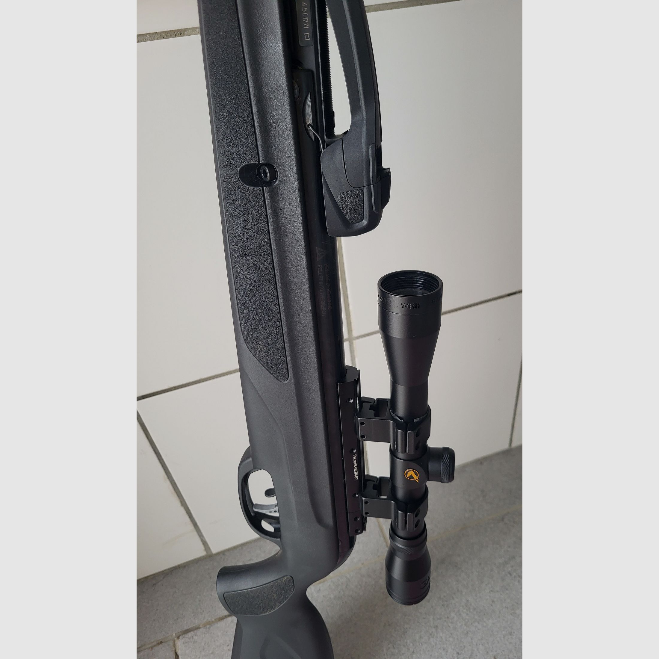 Luftdruckgewehr 4,5 mm mit Zielfernrohr – neuwertig, ideal für Sportschützen