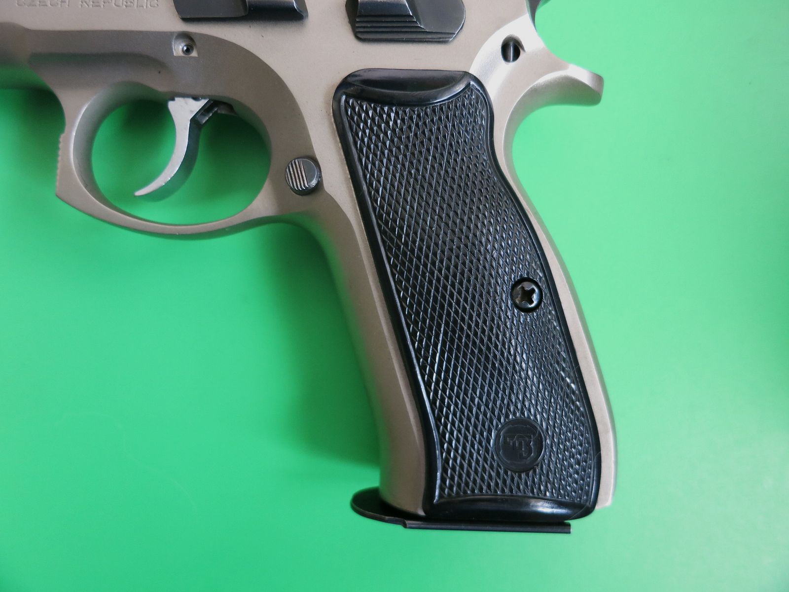 Brünner CZ75 B stainless or ČZ 75 (Česká zbrojovka), semi-automatic pistol, cal. 9×19 + Burris Fastfire #90