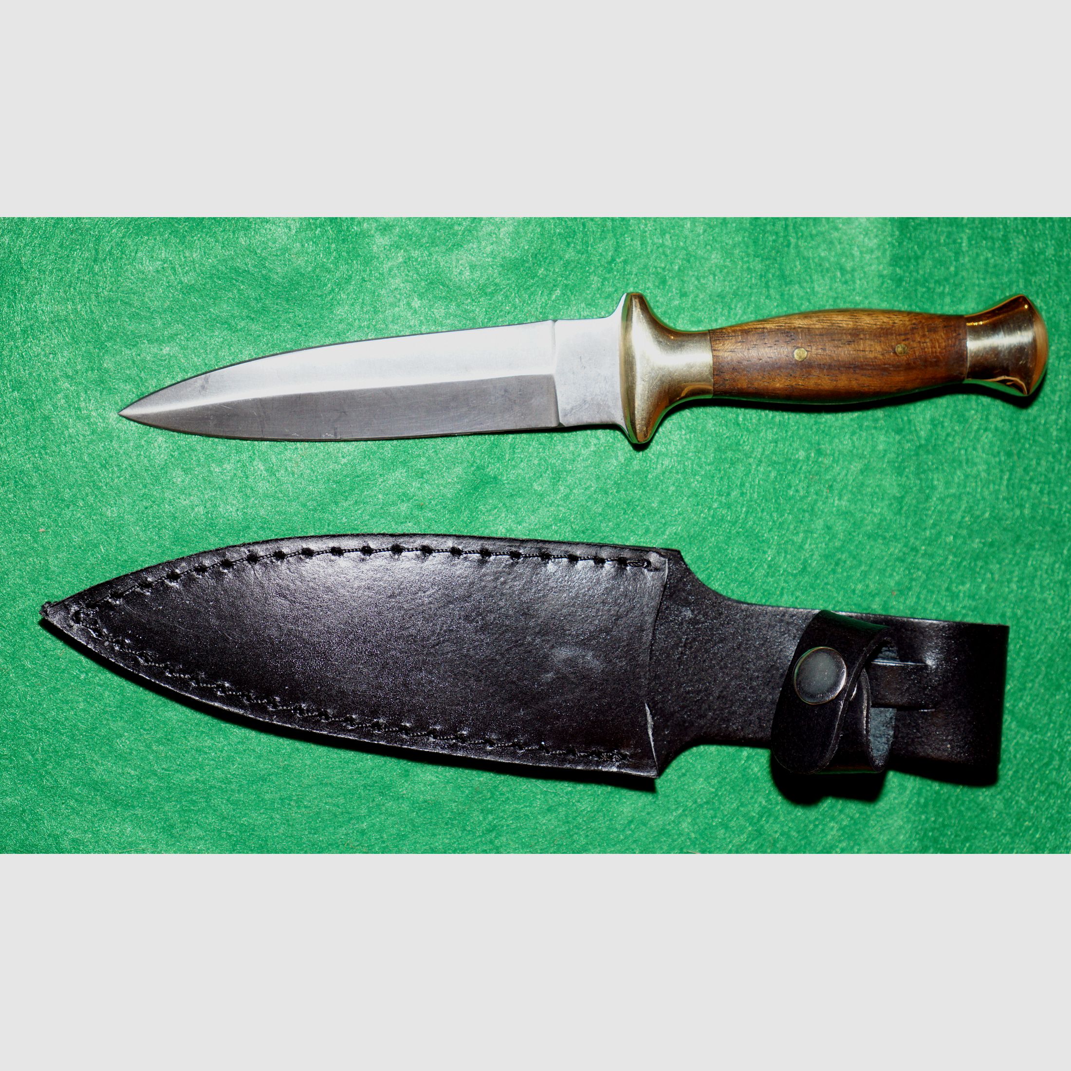 Noble dagger with leather sheath new!