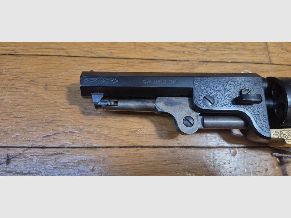 Bellissimo revolver a polvere nera Colt 1851 di Pietta — modello "Navy Yank" — Cal. 36 — Versione di lusso — Cornice e canna incise — Finitura nera al 100% — Meccanica perfetta — Arma timbrata BF (1995) — Eccellente stato — TBE+, immagine 1 di 23
