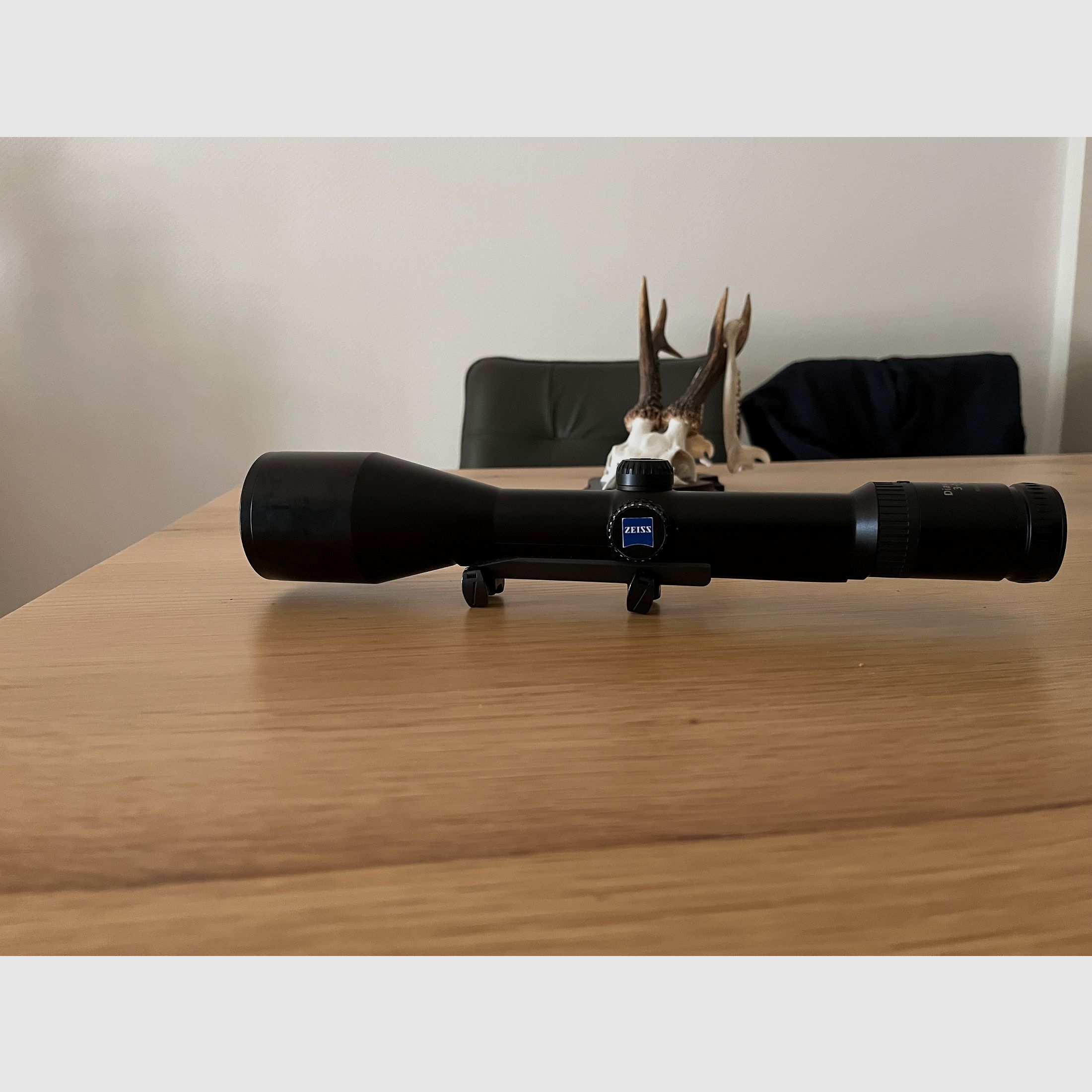 ZEISS Diavari VM 3-12x56 T z podświetlanym krzyżem na montażu siodłowym Blaser
