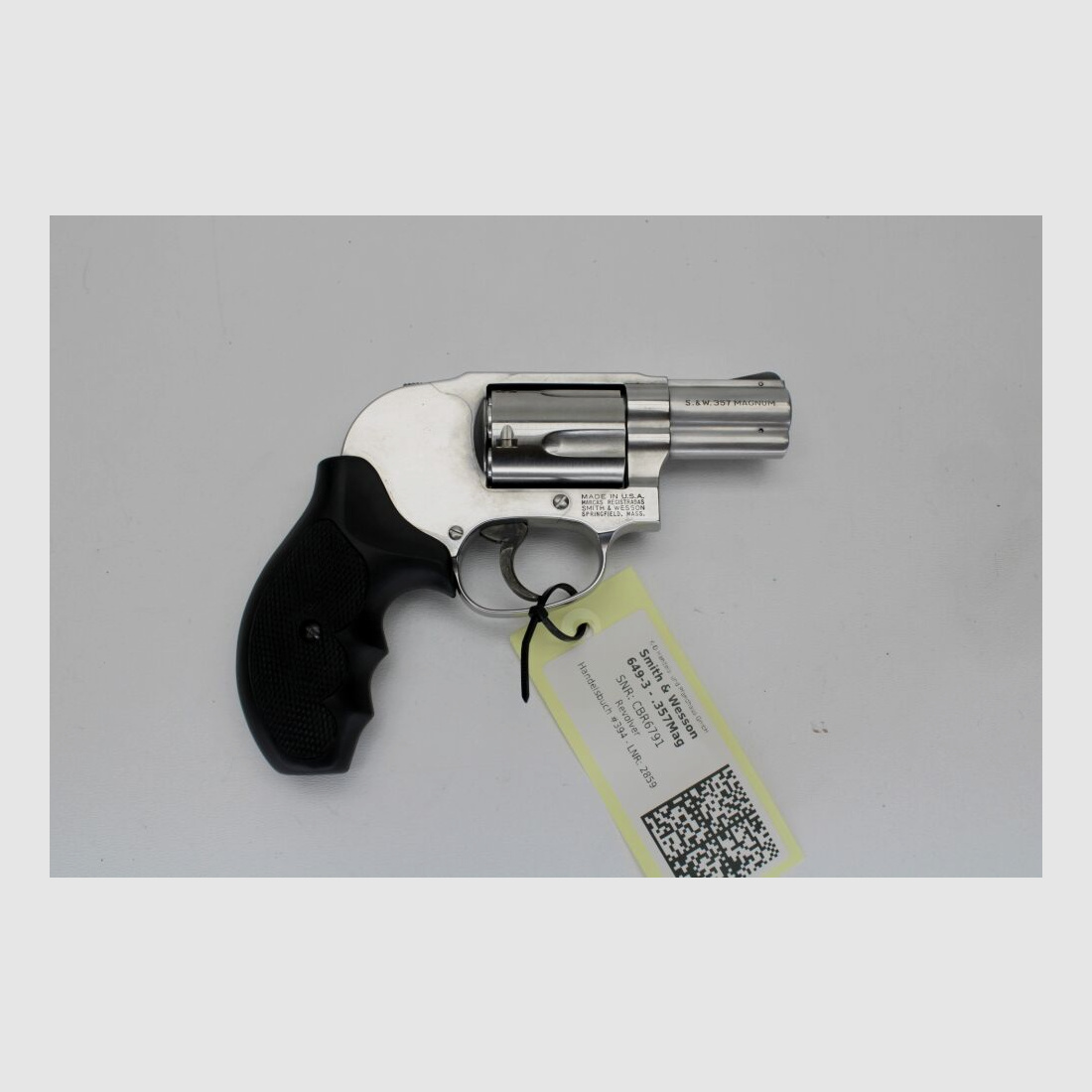 Revolver Smith & Wesson 649-3 with concealed hammer .357Mag