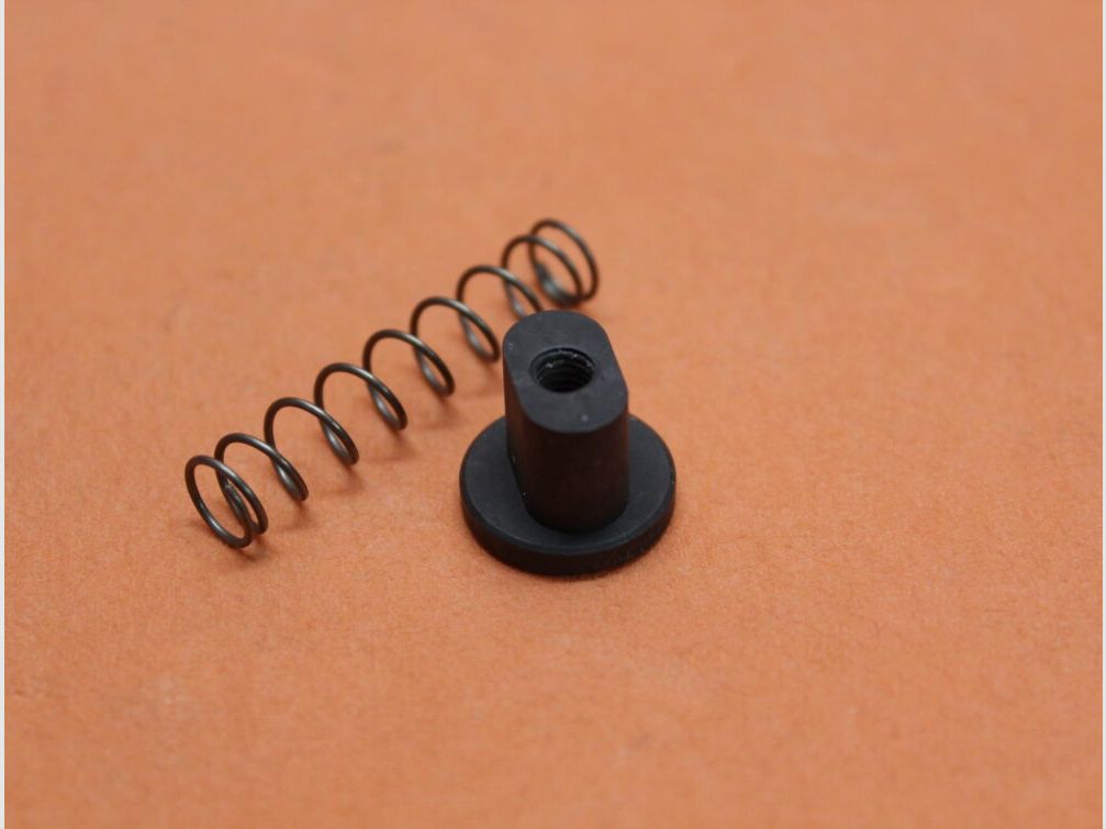 Power Custom AR-15: Magazine Release Button Oversized Power Custom Vergrößerter Magazinhalter.