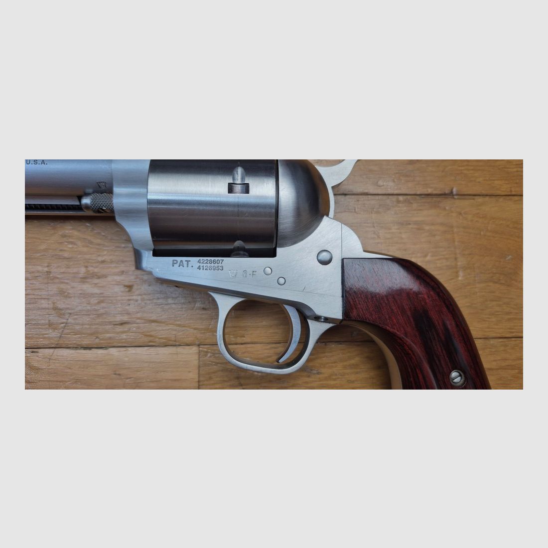 Extraordinaire Revolver Freedom Arms Mod 83 « 1st grade » – Redoutable Kal.454 Casull / 45 LC in 5 Schuss – Ohne Zweifel der beste Single Action Revolver – Keine Probleme beim Schießen auf 100 Meter und mehr mit außergewöhnlicher Präzision – Konstruktion von außergewöhnlicher Solidität und Passgenauigkeit – Uhrwerkmechanik – Gehäuse aus gebürstetem Stahl und Premium Nussbaum-Griffschalen – Sehr aktiv in den USA gesucht – Sehr selten in Frankreich und ein Sammlerstück, das nicht an Wert verliert – Zustand nahezu neu – TBE++/TBE+++, Bild 4 von 20