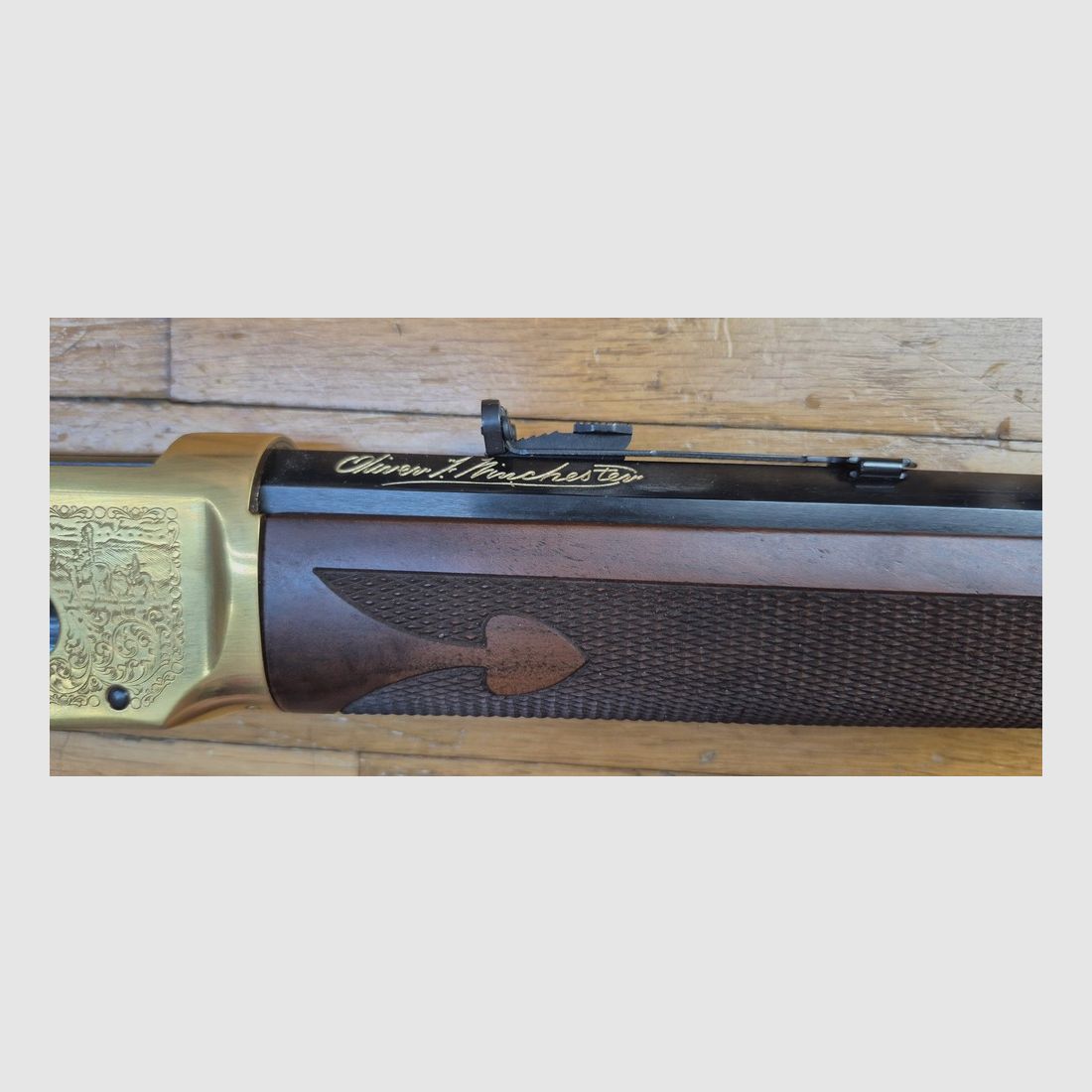 Winchester Kommemoration « Oliver F. Winchester » OFW 1894 – 19.999 Ex. – Wunderschöne Rauten – 38-55Win – Nie geschossen – Originalbox und leere Munitionbox im Modell – Zustand TBE+++, Bild 9 von 41
