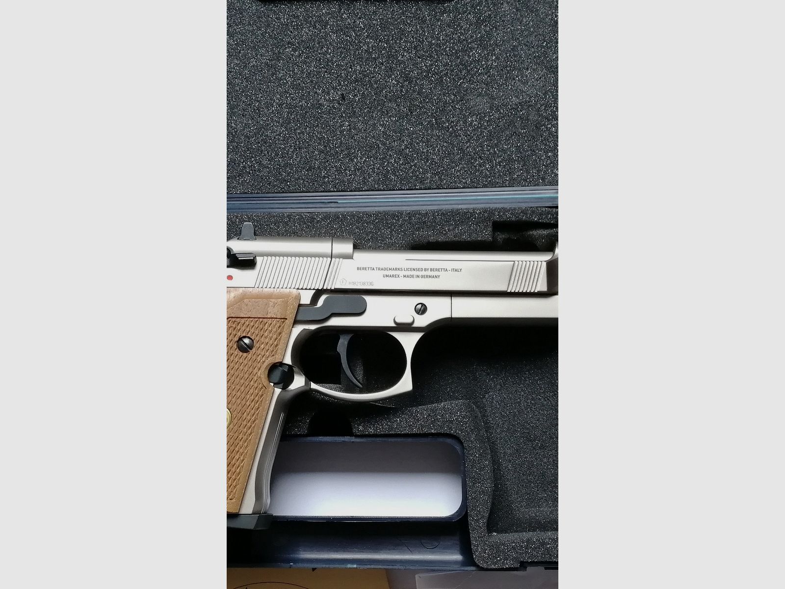 Beretta Mod. 92 FS air pistol nickel-plated with double Kst grips / like new + accessories