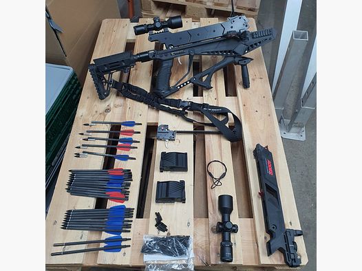 Taktische Repetierarmbrust Cobra Adder, 130 lbs, 7 Schuss Magazin und viel Zubehör.