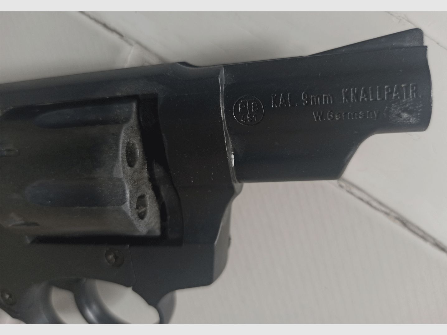Signal Revolver RG 89 @ fully functional @ only used 3 times on New Year's Eve - grab it