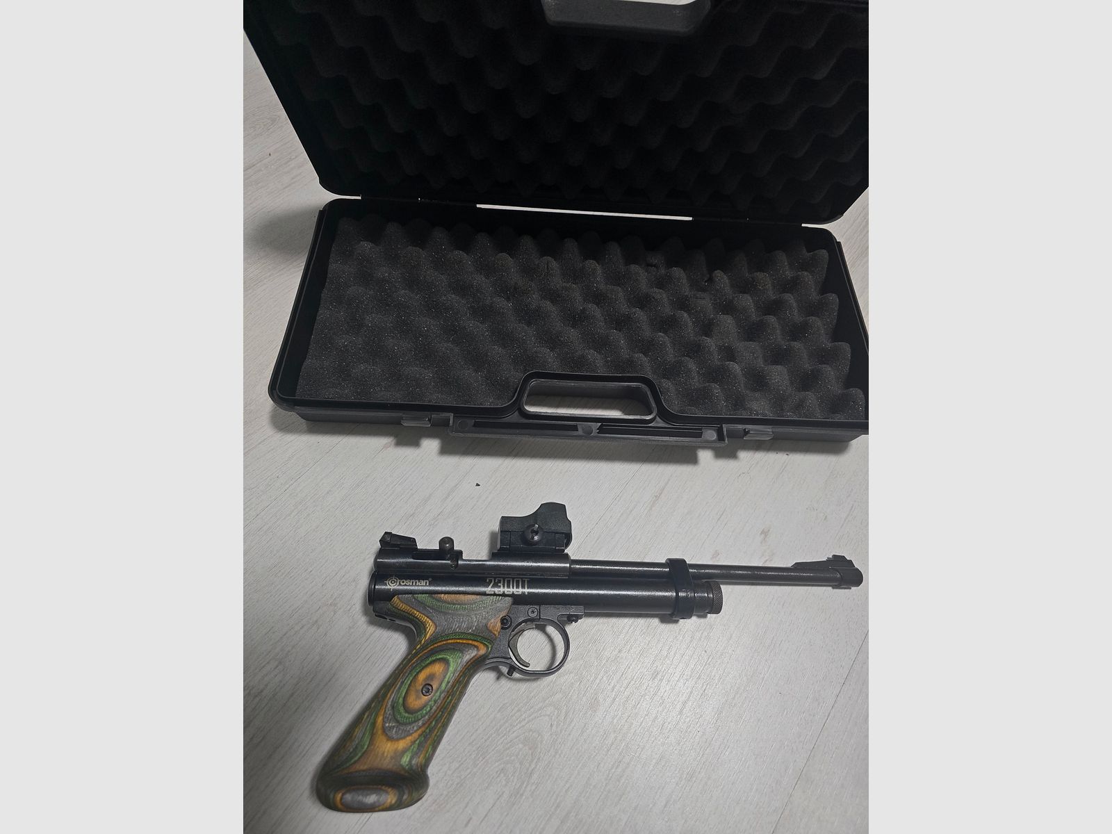 COLLECTOR'S ITEM CROSSMAN 2300 T, VECTOR RED DOT, WOOD GRIP PANELS AND CASE !!