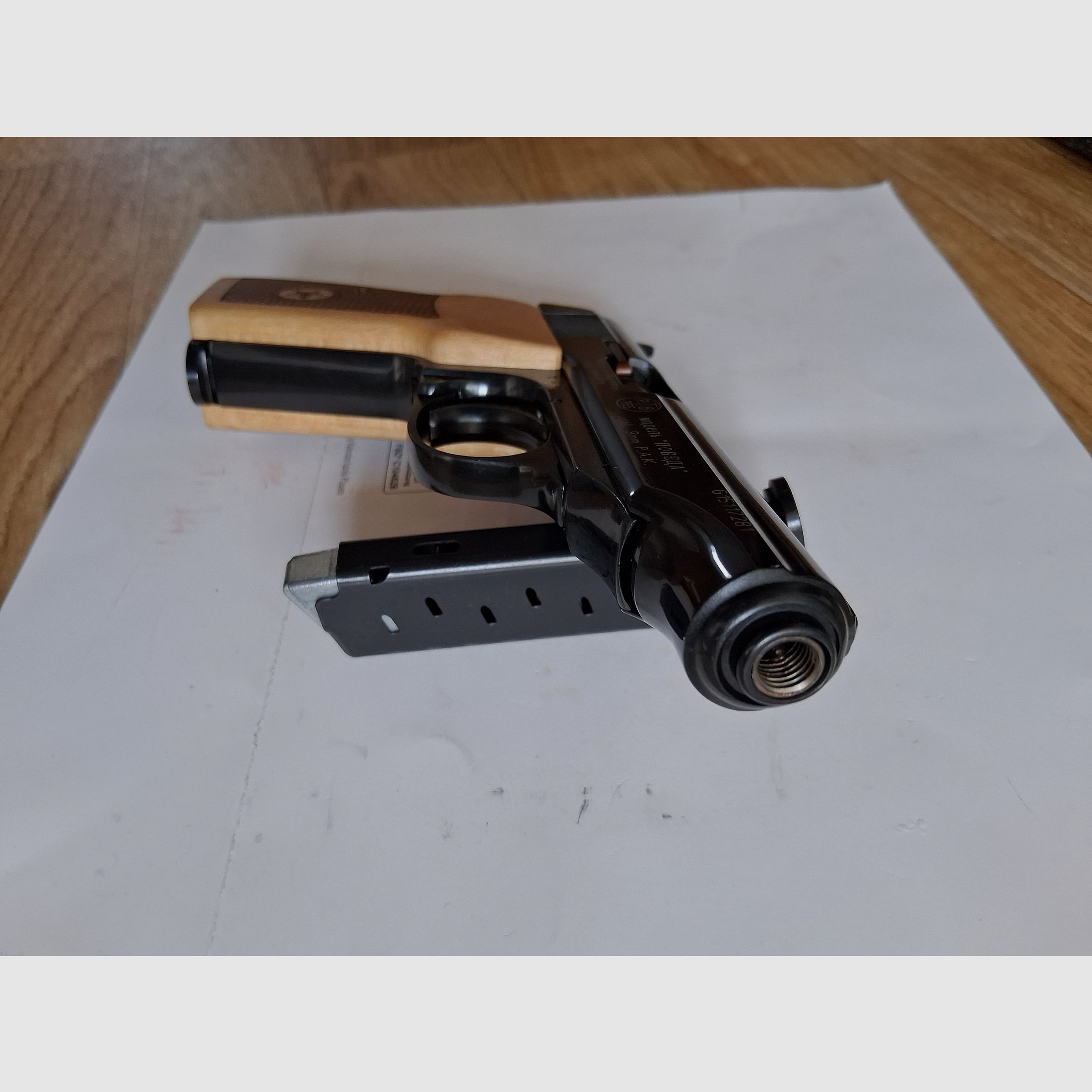 Reck Umarex Mod. Pobeda (Makarov) Cal. 9 mm P.A.K., wooden grips, spare magazine, (like new)