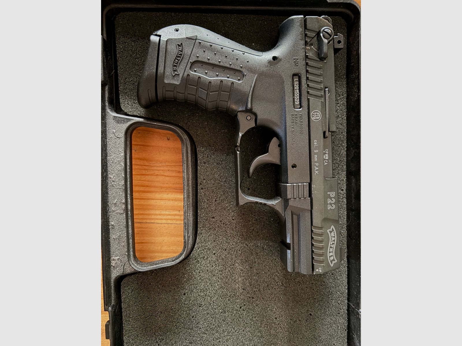 Walther P22 Schreckschuss 9 mm P.A.K. + 2 magazine + Abschussbecher + case