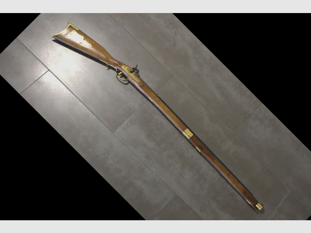 Beau fusil à chargement par la bouche avec décoration dorée pour la chasse. Calibre 45 réplique de fusil à chargement par la bouche techniquement avant le 1er janvier 1871