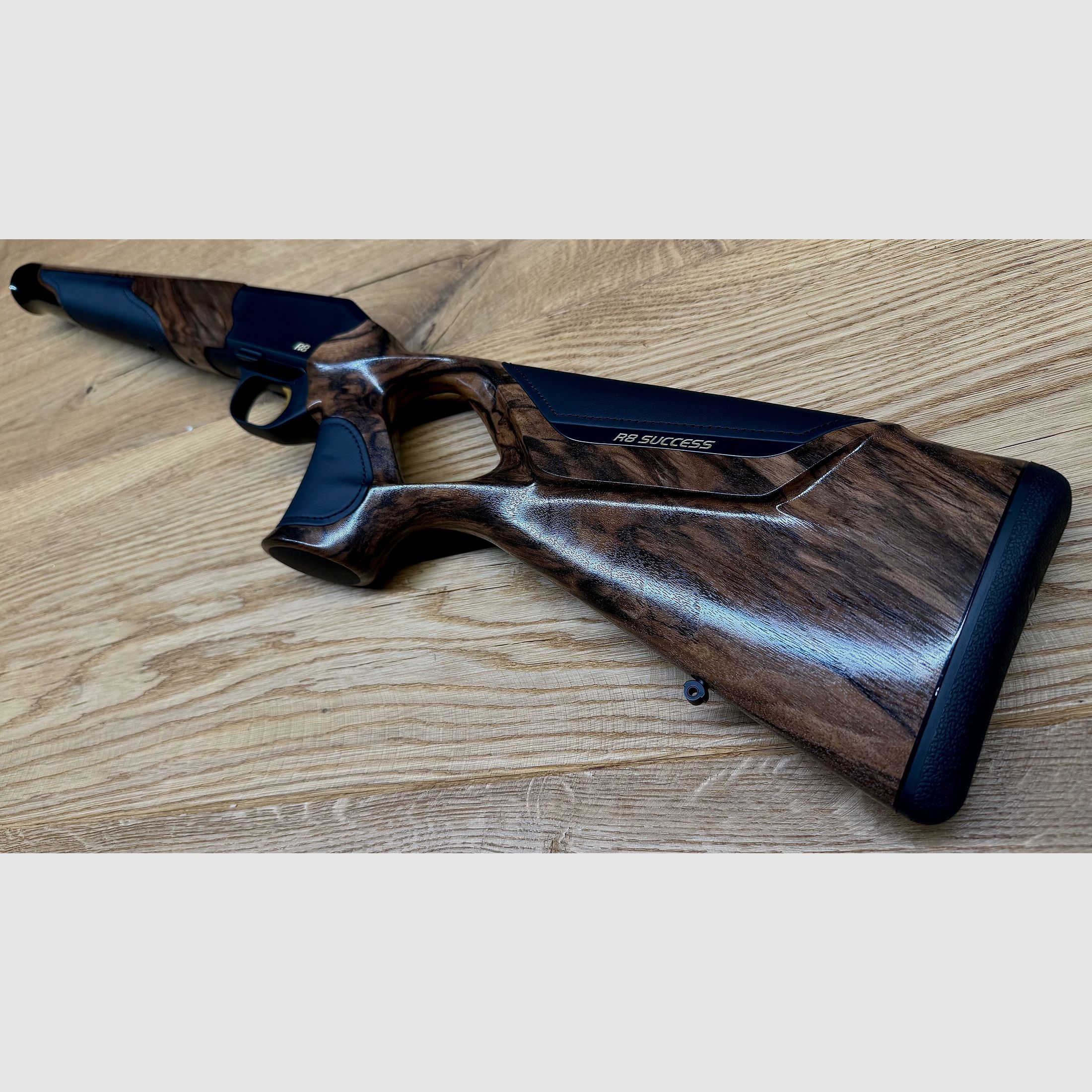 Blaser R8 Success skórzana kolba z systemem / klasa drewna 6 / skóra czarna / elementy złote