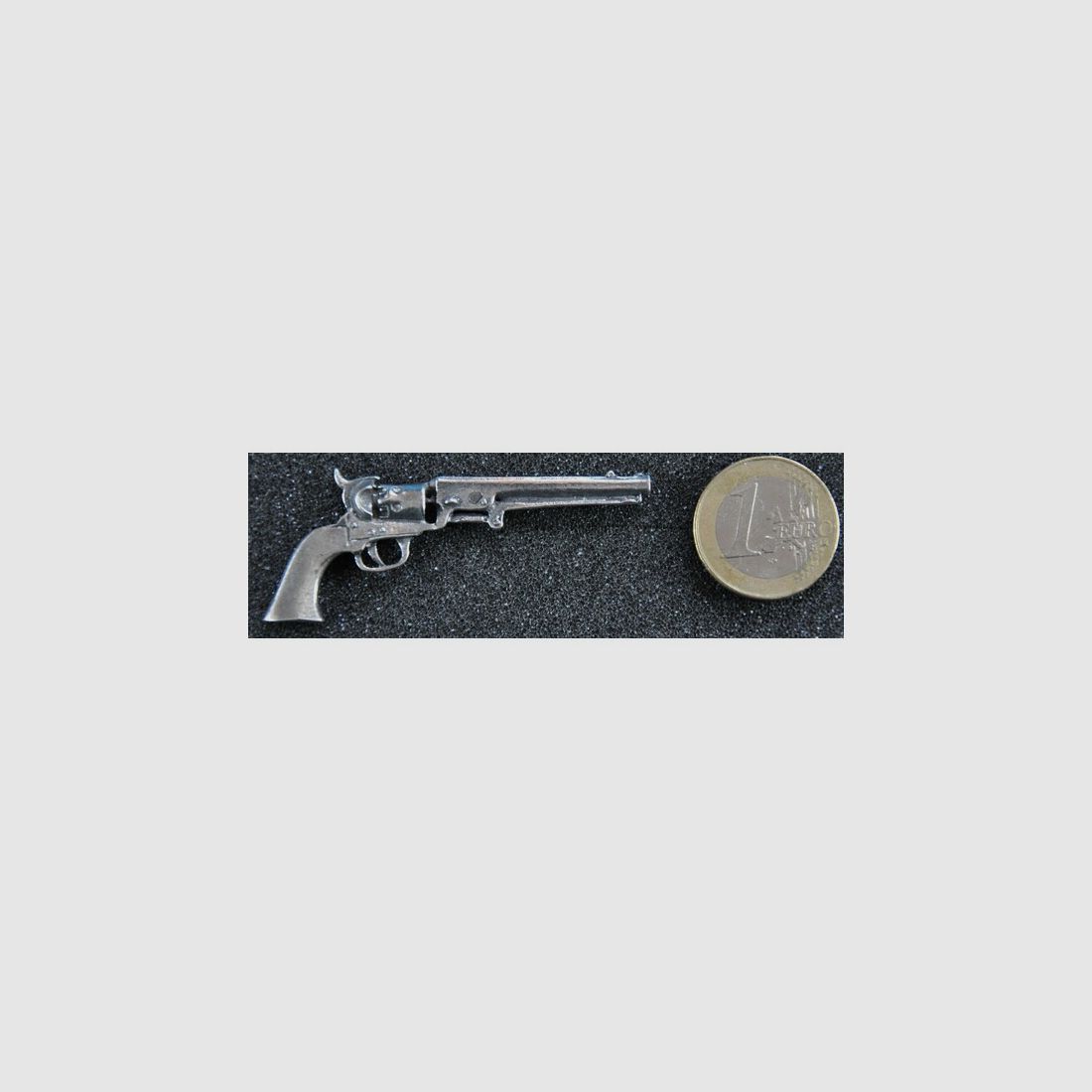 Vorderlader-Revolver Navy-Colt als Metall-Anstecker