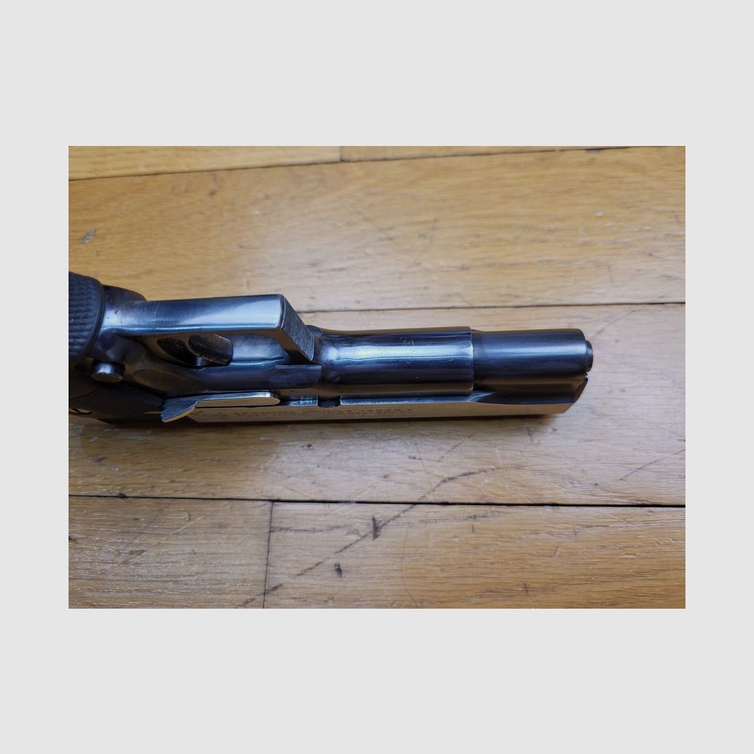 Seltene Colt Commander 45 ACP – wunderschöne originale Dual Tone Blue-Finish – MK IV Serie 70 – hergestellt um 1982 – Pachmayr-Griffschalen – 4 ¼ Zoll Lauf – quadratischer Abzug – verstellbarer Abzug – Colt-Qualität auf höchstem Niveau – TBE++, Bild 7 von 18