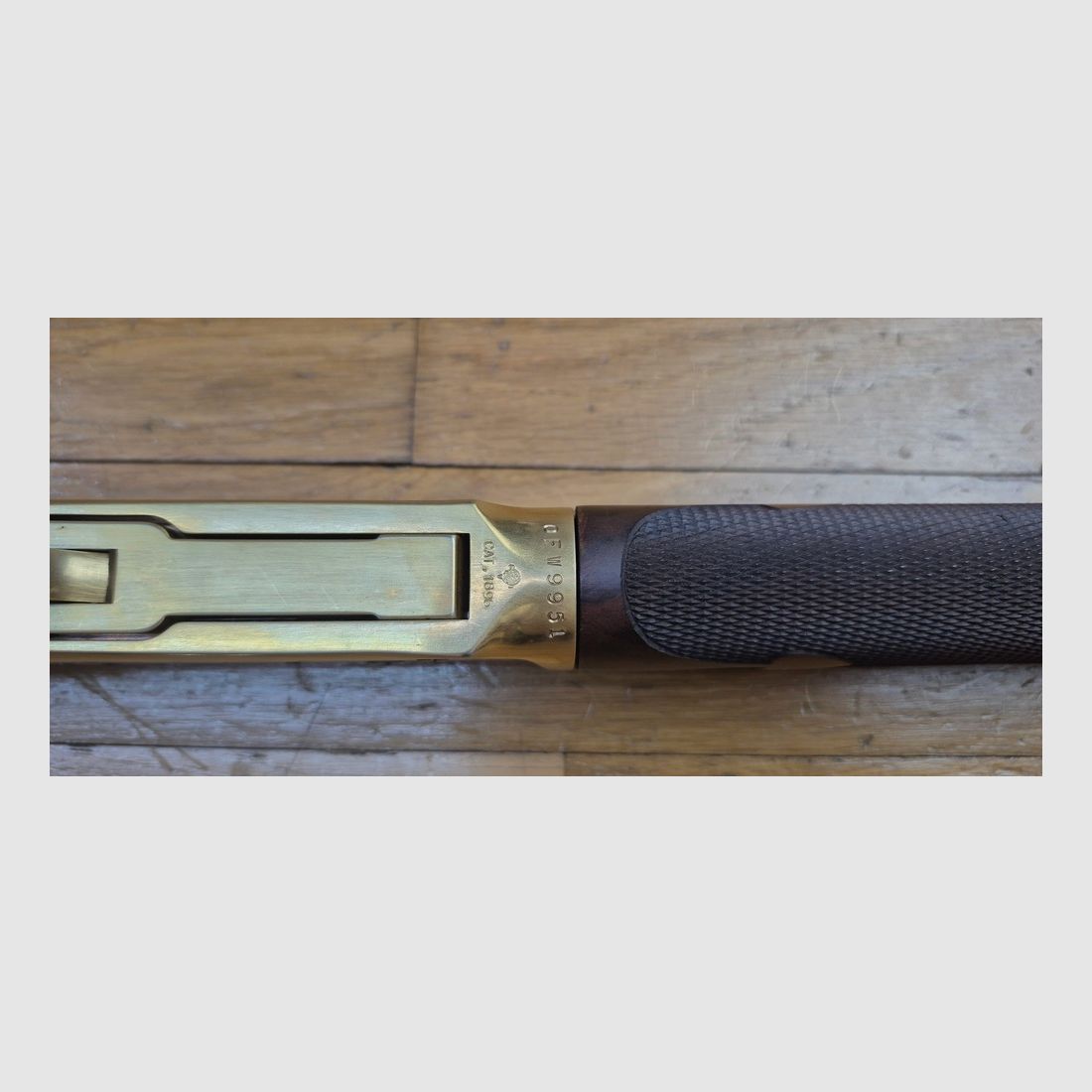 Winchester Kommemoration « Oliver F. Winchester » OFW 1894 – 19.999 Ex. – Wunderschöne Rauten – 38-55Win – Nie geschossen – Originalbox und leere Munitionbox im Modell – Zustand TBE+++, Bild 16 von 41