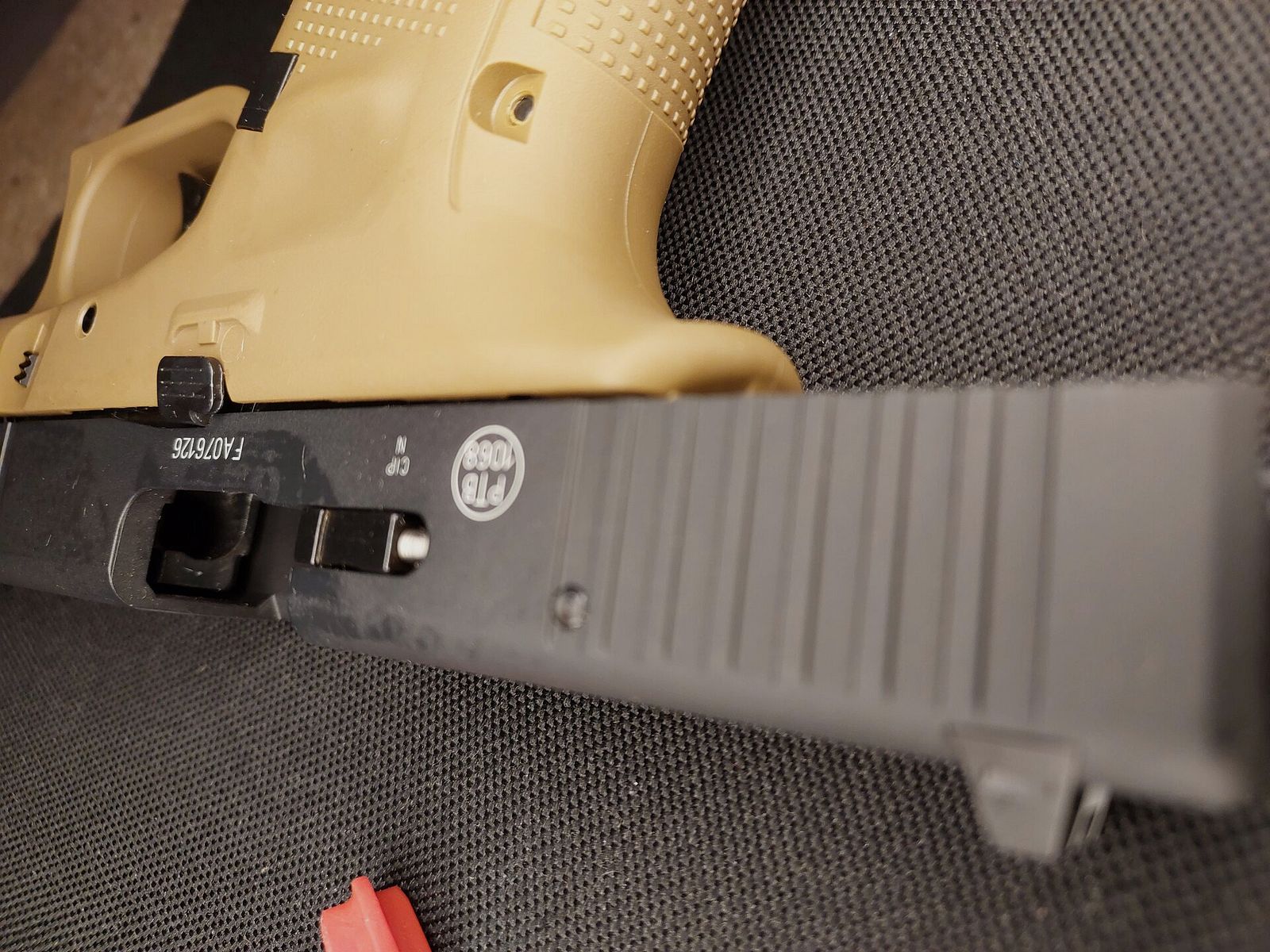 Glock 17 Gen5 Schreckschuss Pistole French Army 9 mm P.A.K. Coyote, French Army Edition (PTB 1068) - 2 Magazin