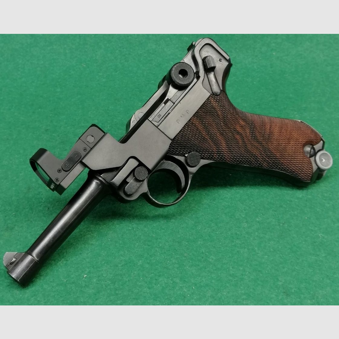 Red dot mounting for Luger 08 and similar models