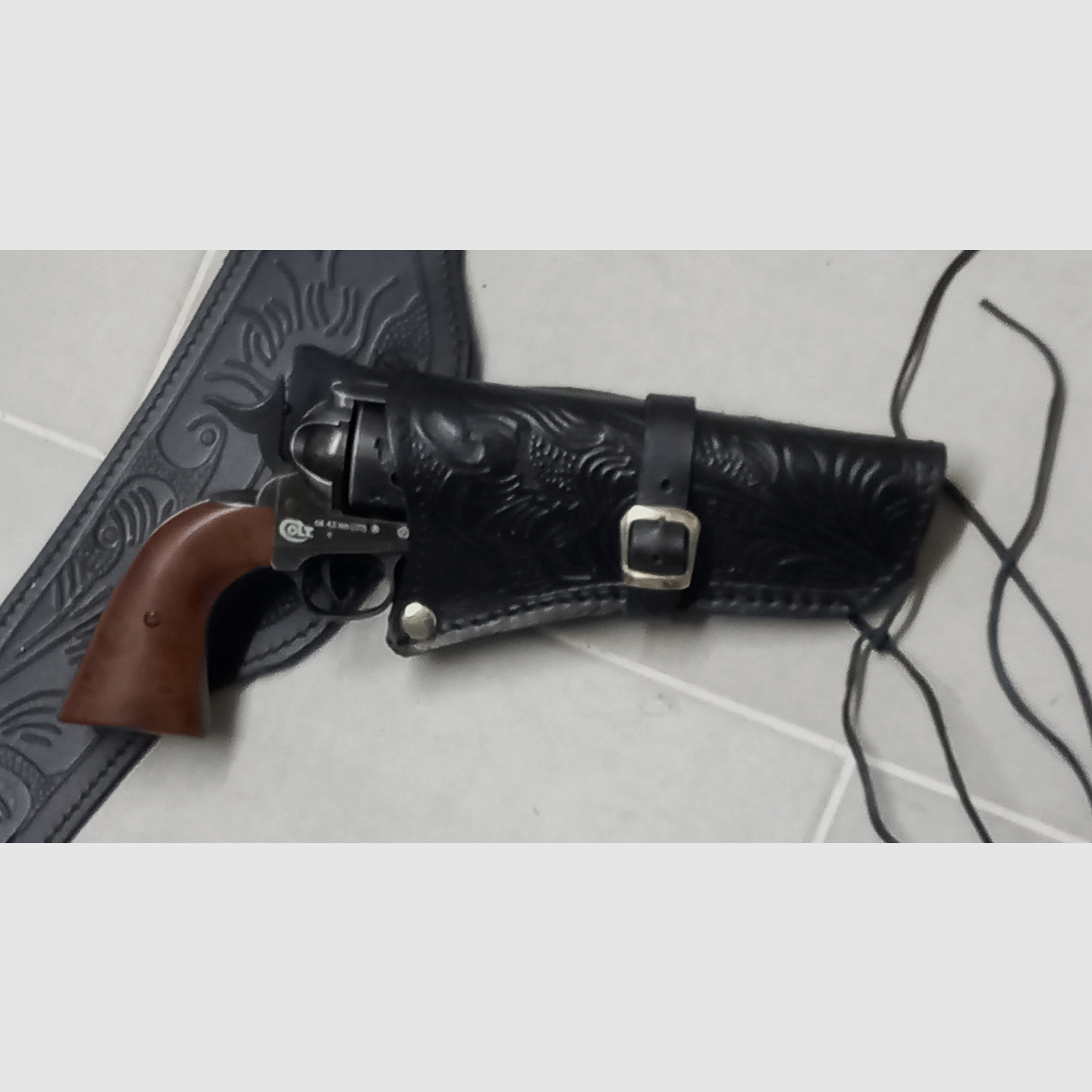 Sehr schöner langer Leder Westerngürtel mit Halfter 