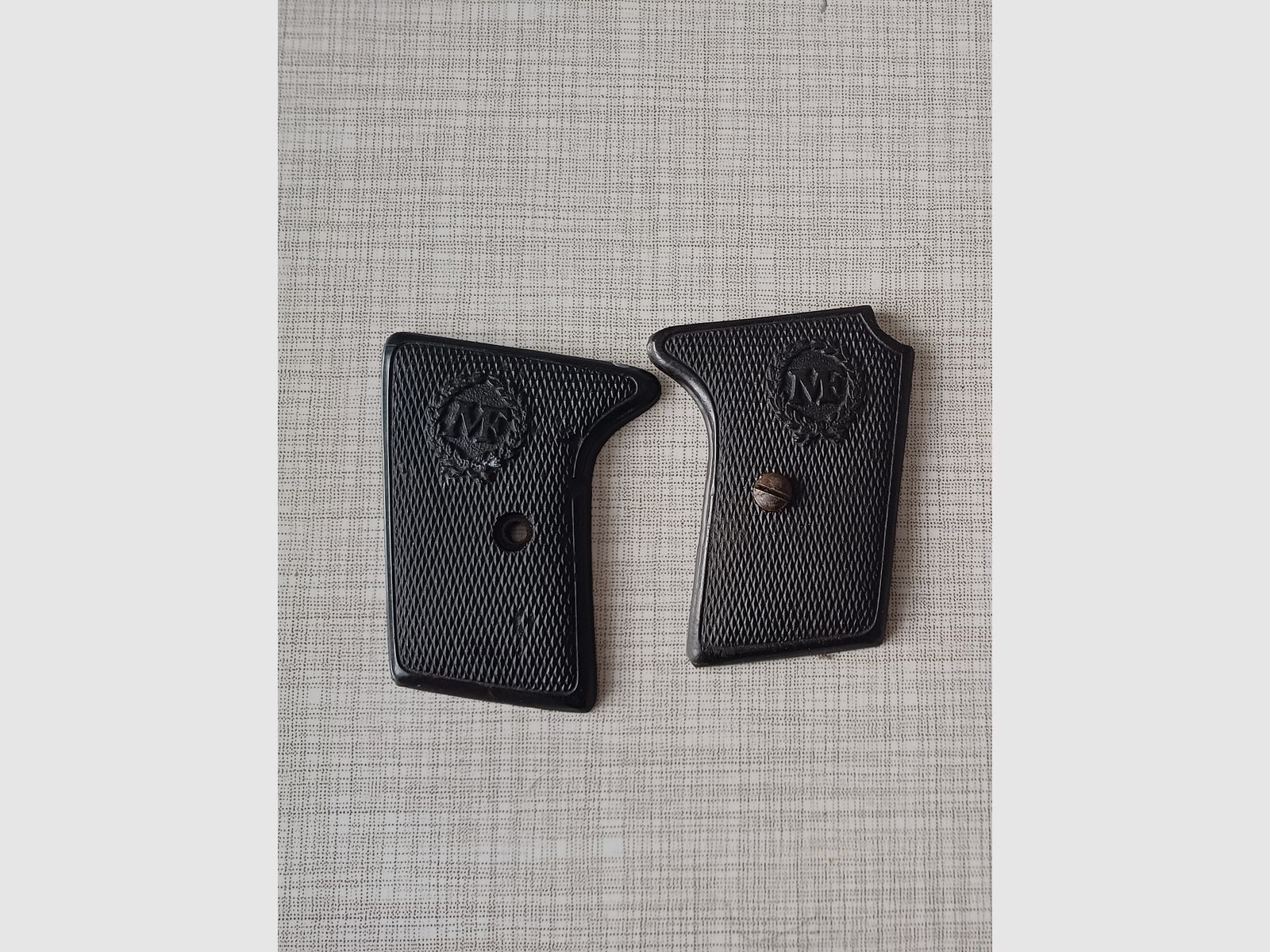 Manufrance Pistole 6,35mm Griffschalen und Magazin