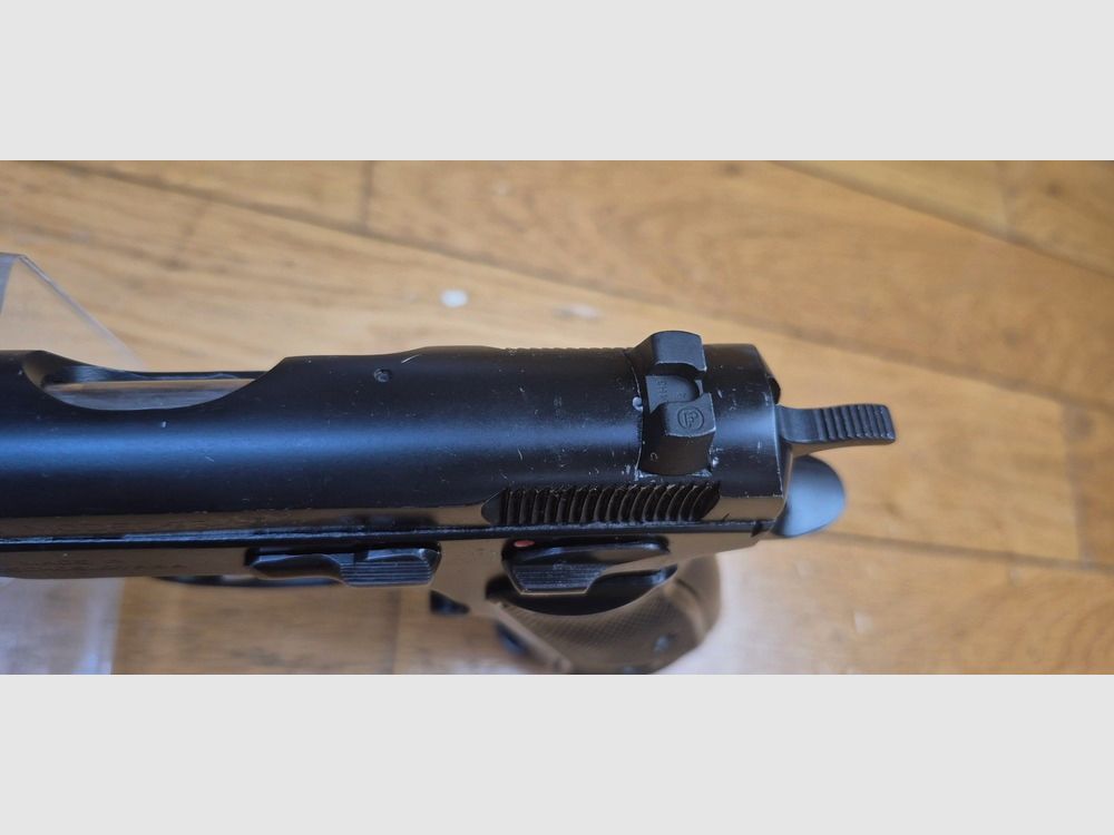 Très bon pistolet d&rsquo;occasion CZ75 – dit Modèle « Pré-B » – Calibre 9 x 19 – C&rsquo;est du tout acier et du Made in Bloc de L&rsquo;Est au top – État mécanique et extérieur impeccable – Canon superbe – Excellent état quasi neuf – TBE++/TBE+++, image 13 sur 21