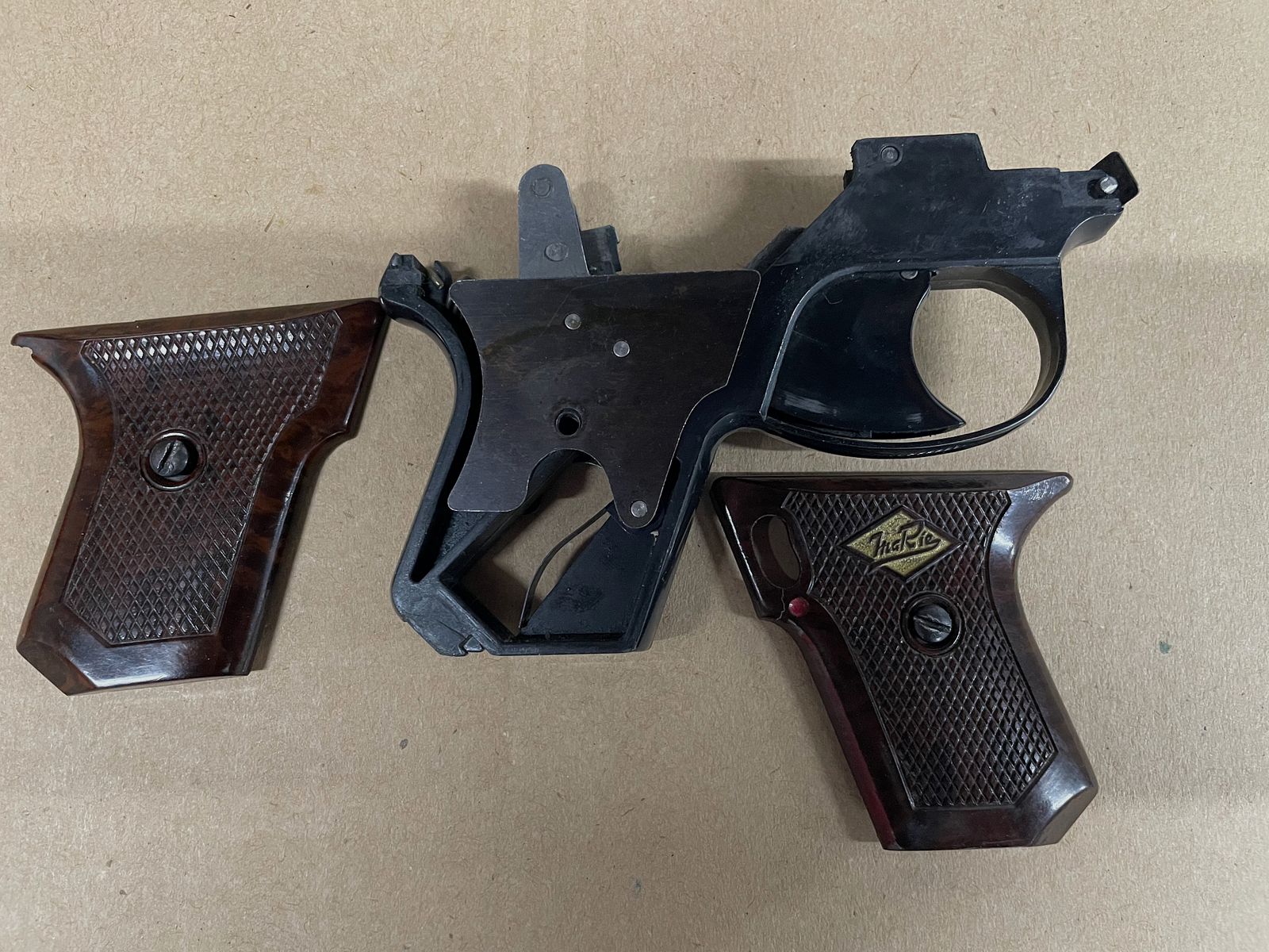 Magazine + Griffschalen + Ersatzteile Perfecta Schreckschusspistole