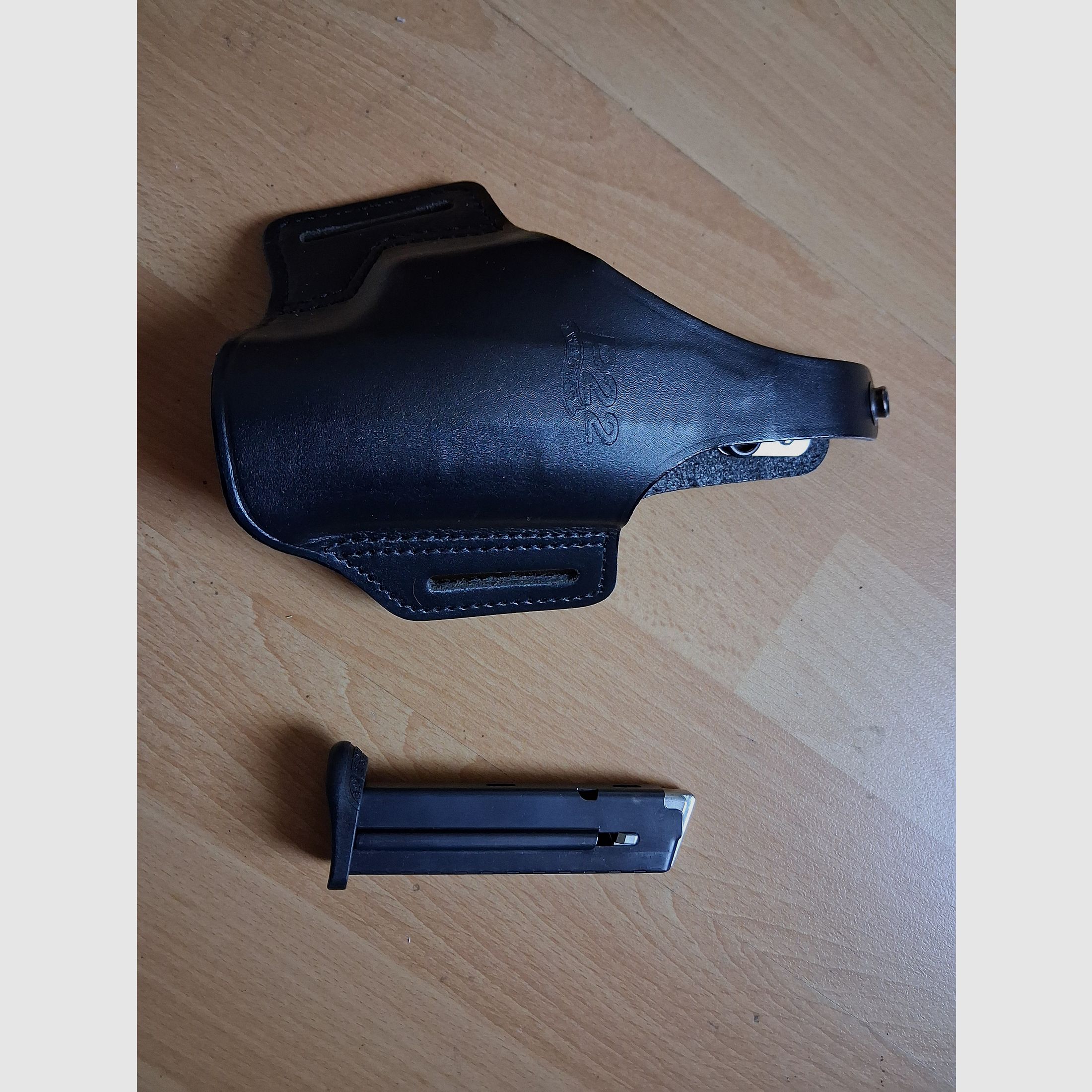Walther P22q (défectueux) avec 2ème nouveau chargeur et holster en cuir Walther P22 comme neuf