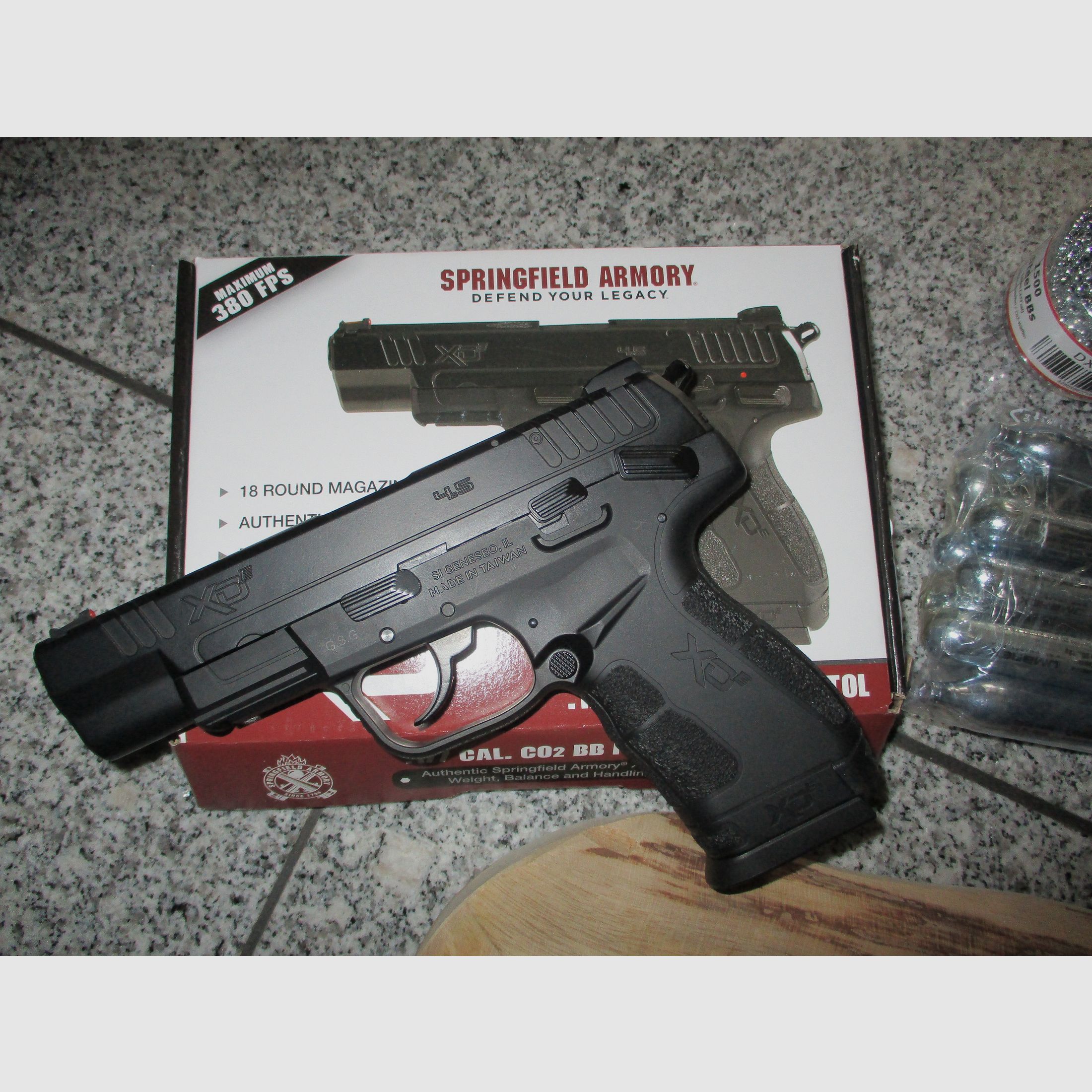 Springfield XDE 4,5 mm BB Co2-Pistole  +  2x 1500 BB  +  18 Umarex 12g Kapseln  +  Wandbrett  NEU