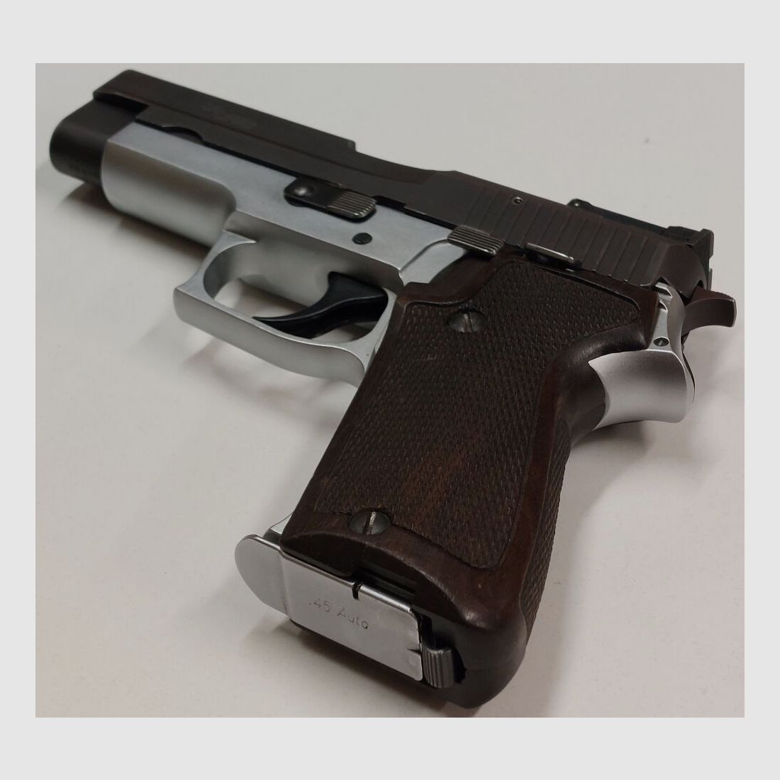 SIG SAUER DEFEKT Halbautom. Pistole SIG SAUER P220 Bicolor Schwarz/Silber im Kaliber .45ACP