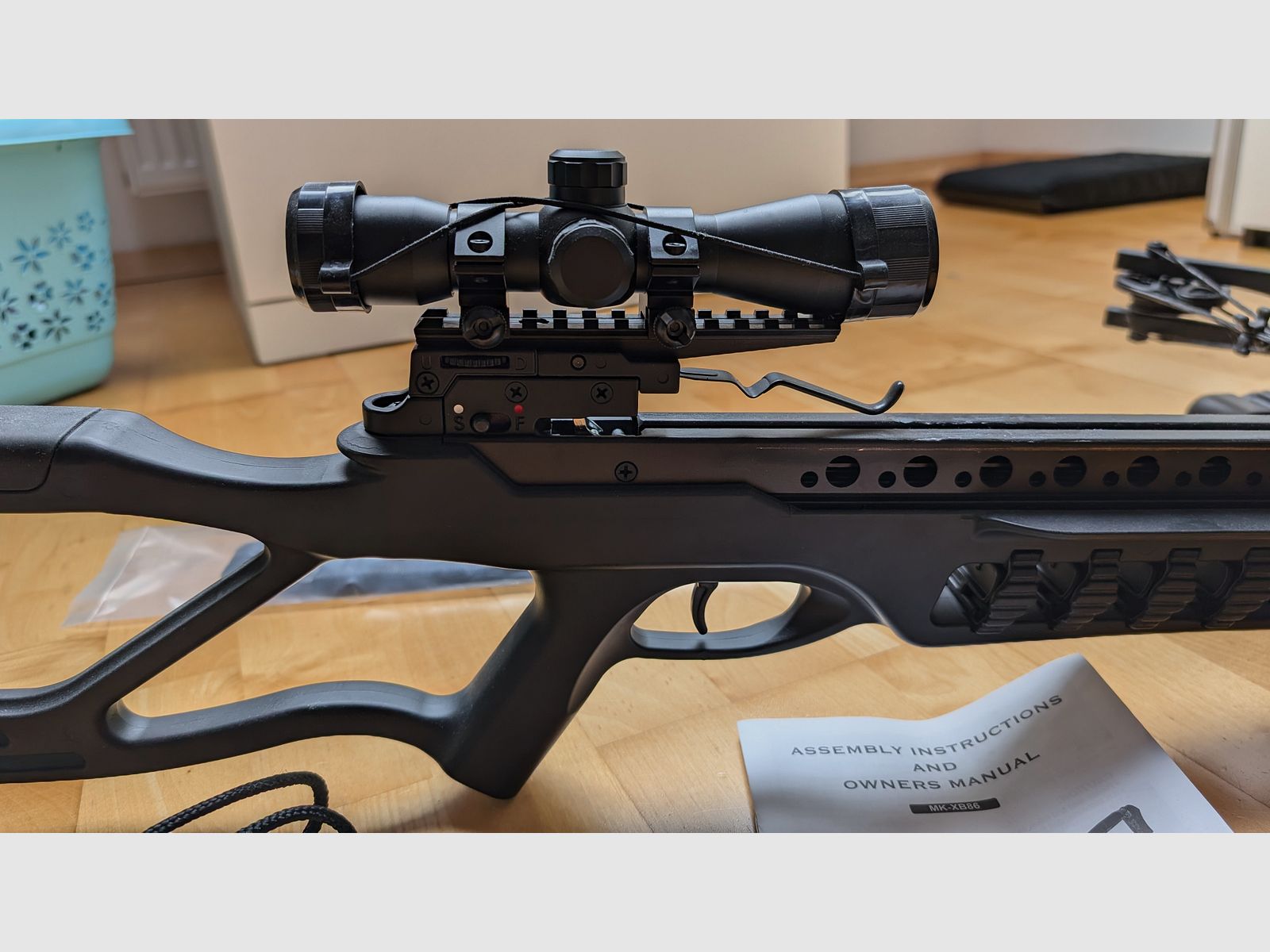 Man Kung 185 lbs compound crossbow as good as new with a lot of accessories and hunting tips