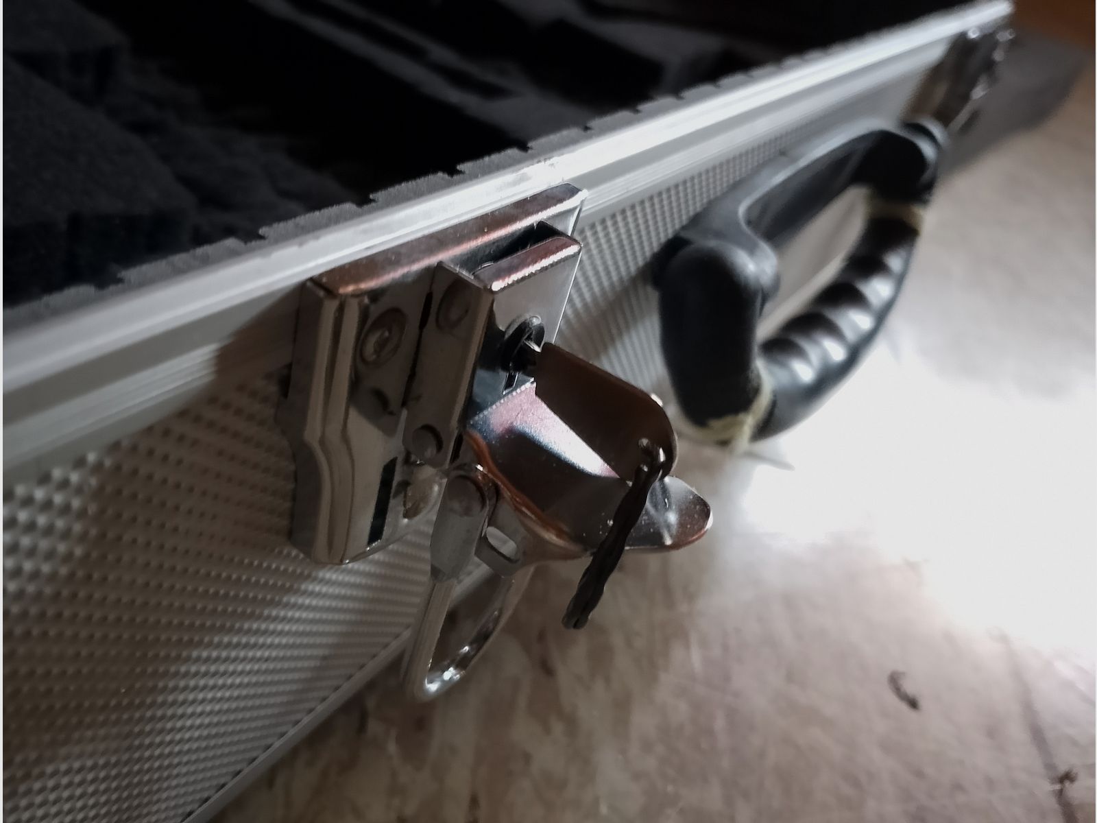 Weapon case case for 6 weapons or less aluminum silver lock key