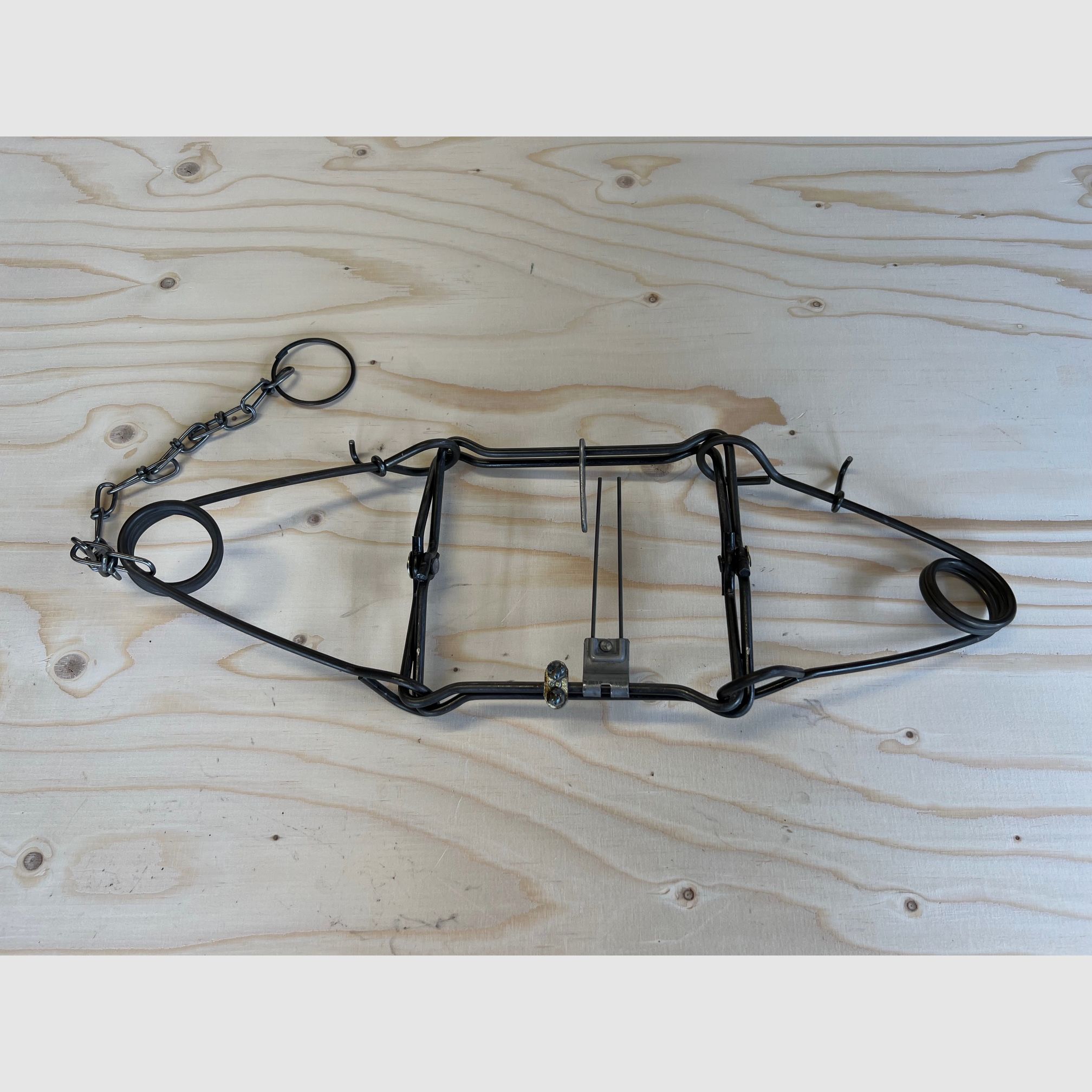 <tr>Trampa Conibear histórica de tamaño mediano 18x18 cm</tr>