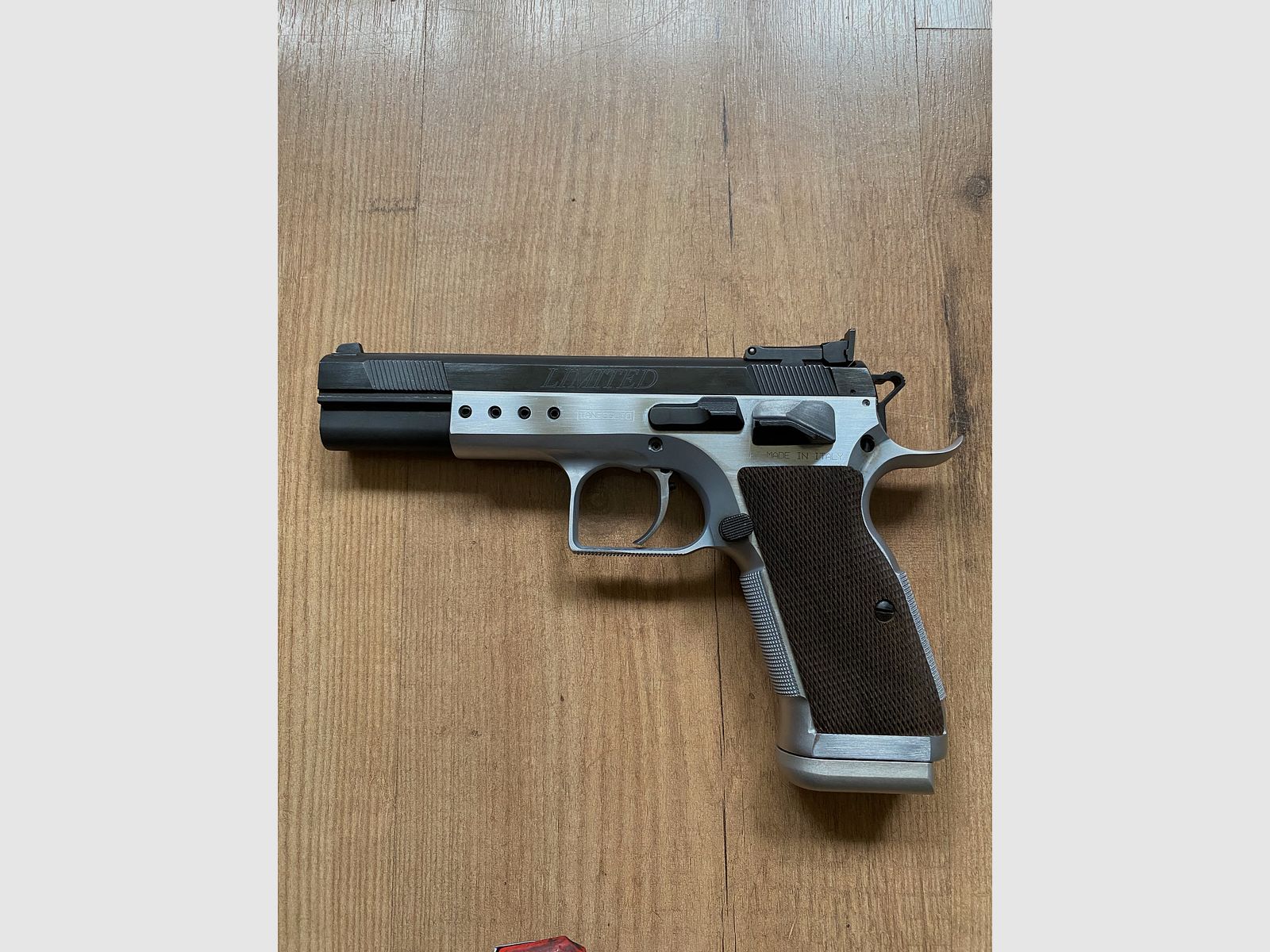 Verkaufe Tanfoglio Limited 9 mm Luger mit Wechselsystem .22 lfb inkl. Munition und Schiene für Zielfernrohr